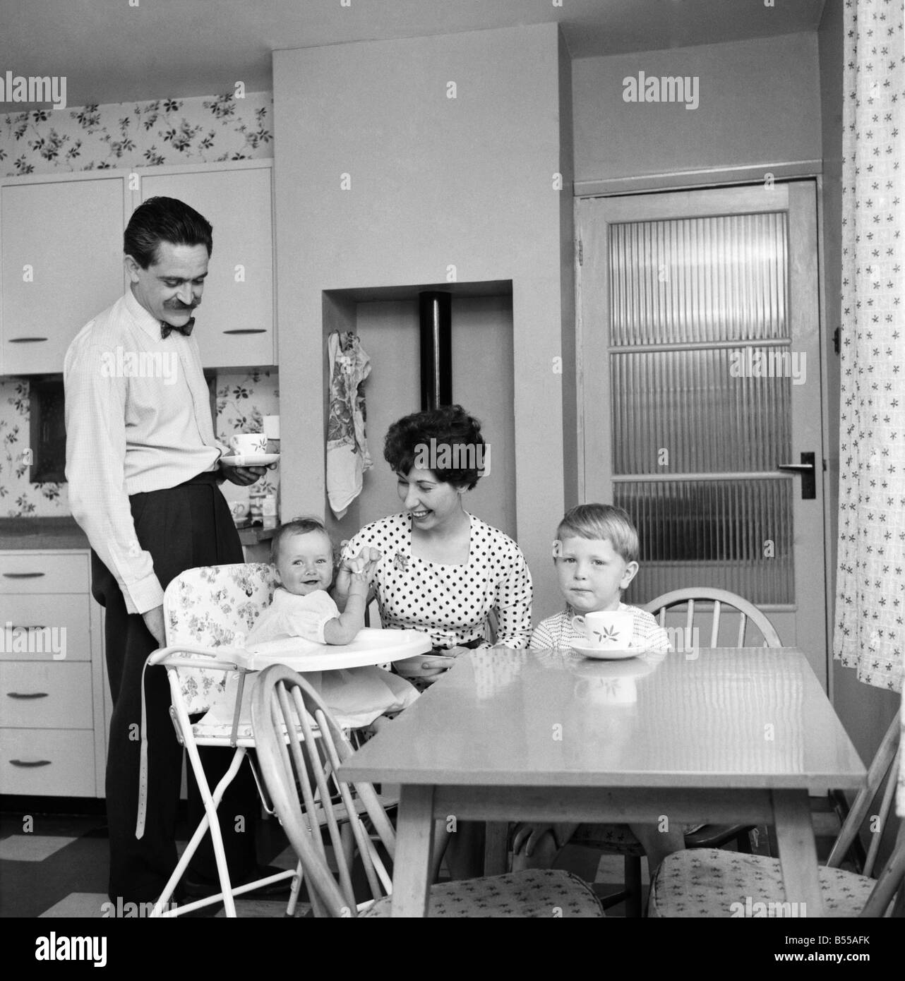 La felice Daily Mirror famiglia: la Repubblica federale di Iugoslavia hanno vissuto nella propria casa al Woodlands Park, Bexley, Kent. Per quattro anni e mezzo. Hanno fatto tutti la decorazione contemporanea all'interno degli stessi. Il sig. Richard Fry anni 37, artista commerciale e la moglie di 27 anni di Marion, prendere lo specchio ogni giorno. Essi hanno due figli, Tony di età compresa tra 3 1/2 e Beverly di età compresa tra i 7 mesi e mezzo. Maggio 1960 M4346-008 Foto Stock