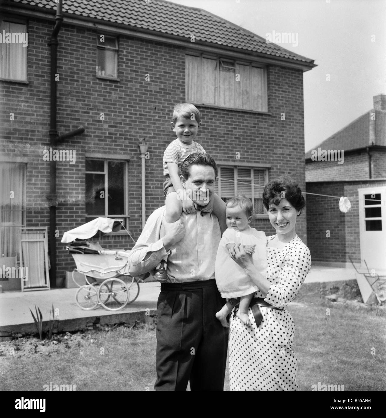 La felice Daily Mirror famiglia: la Repubblica federale di Iugoslavia hanno vissuto nella propria casa al Woodlands Park, Bexley, Kent. Per quattro anni e mezzo. Hanno fatto tutti la decorazione contemporanea all'interno degli stessi. Il sig. Richard Fry anni 37, artista commerciale e la moglie di 27 anni di Marion, prendere lo specchio ogni giorno. Essi hanno due figli, Tony di età compresa tra 3 1/2 e Beverly di età compresa tra i 7 mesi e mezzo. Maggio 1960 M4346-009 Foto Stock