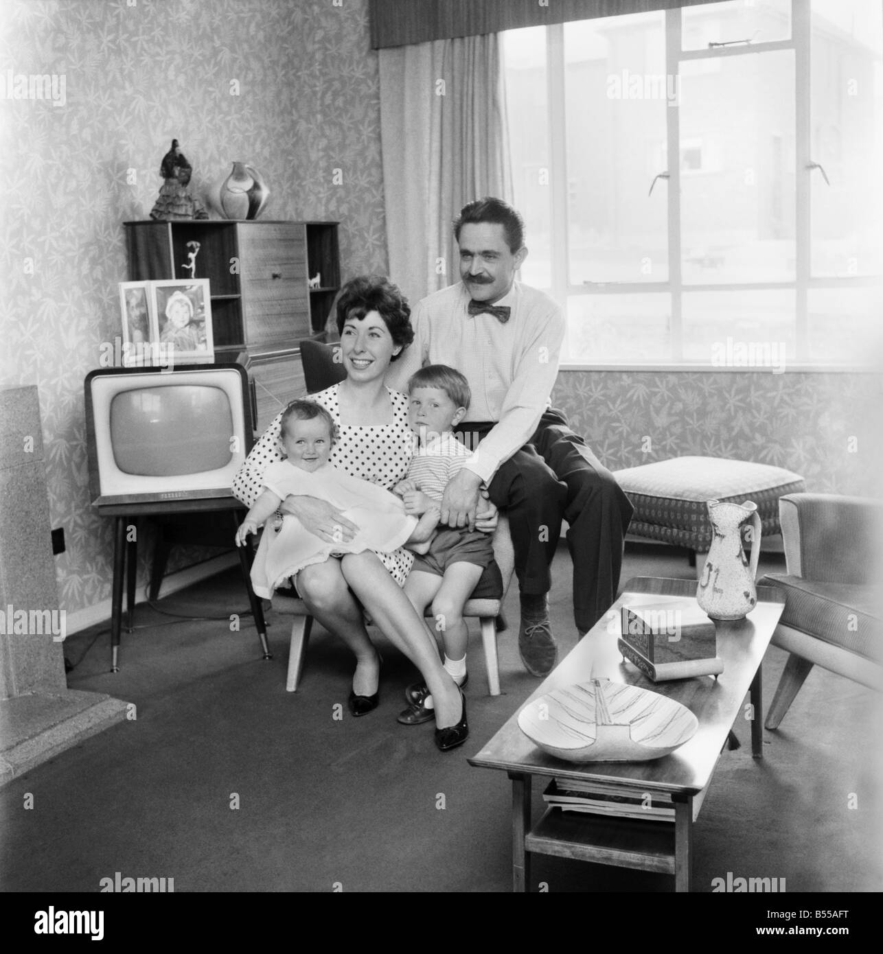 La felice Daily Mirror famiglia: la Repubblica federale di Iugoslavia hanno vissuto nella propria casa al Woodlands Park, Bexley, Kent. Per quattro anni e mezzo. Hanno fatto tutti la decorazione contemporanea all'interno degli stessi. Il sig. Richard Fry anni 37, artista commerciale e la moglie di 27 anni di Marion, prendere lo specchio ogni giorno. Essi hanno due figli, Tony di età compresa tra 3 1/2 e Beverly di età compresa tra i 7 mesi e mezzo. Maggio 1960 M4346 Foto Stock