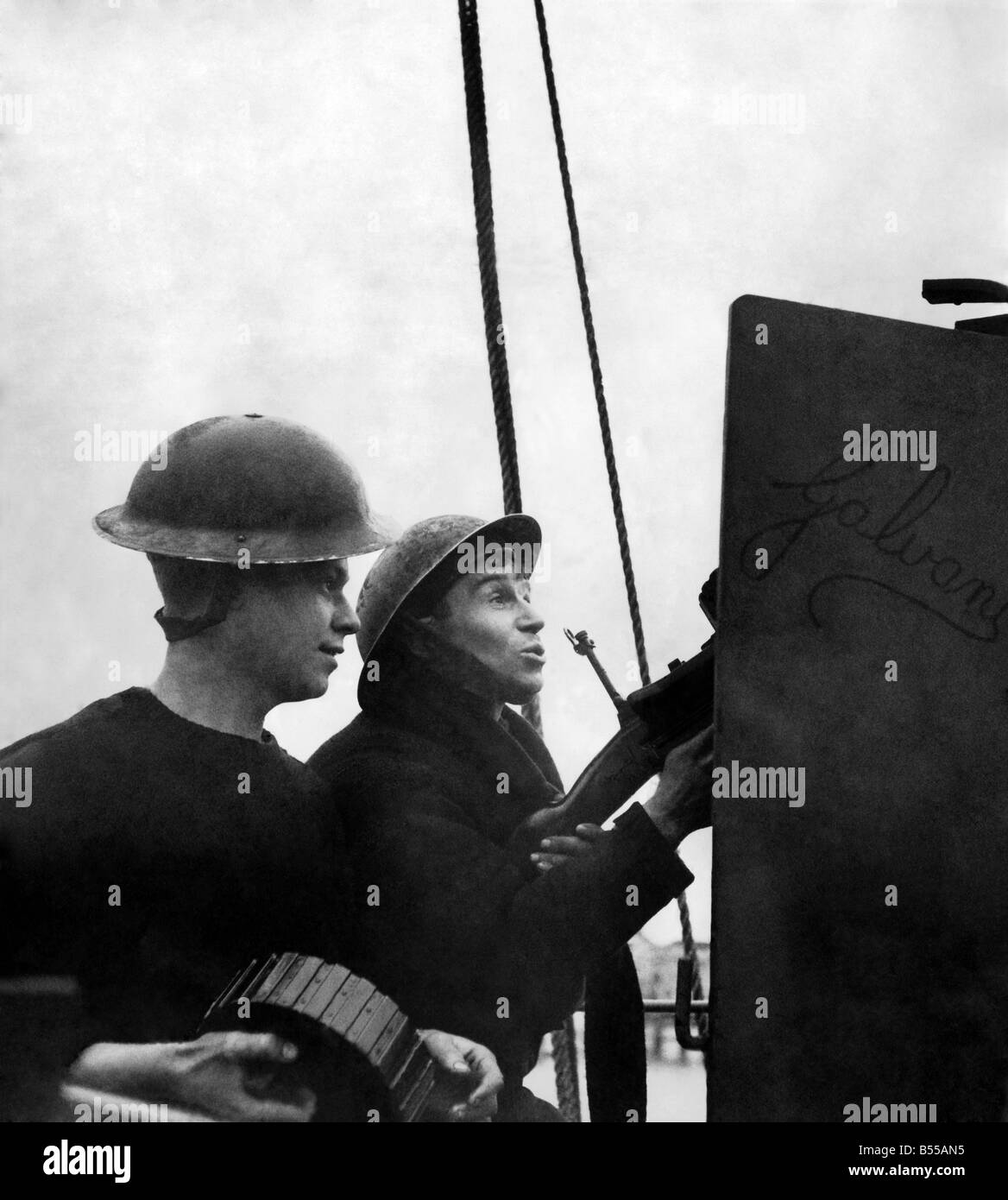 Taffy Williams con il suo Machine-Gun che per trattenere il suo fuoco fino all' ultimo momento è riuscito a colpire il bombardiere tedesco e portato verso il basso con la prima raffica di fuoco. Gennaio 1941 P011669 Foto Stock