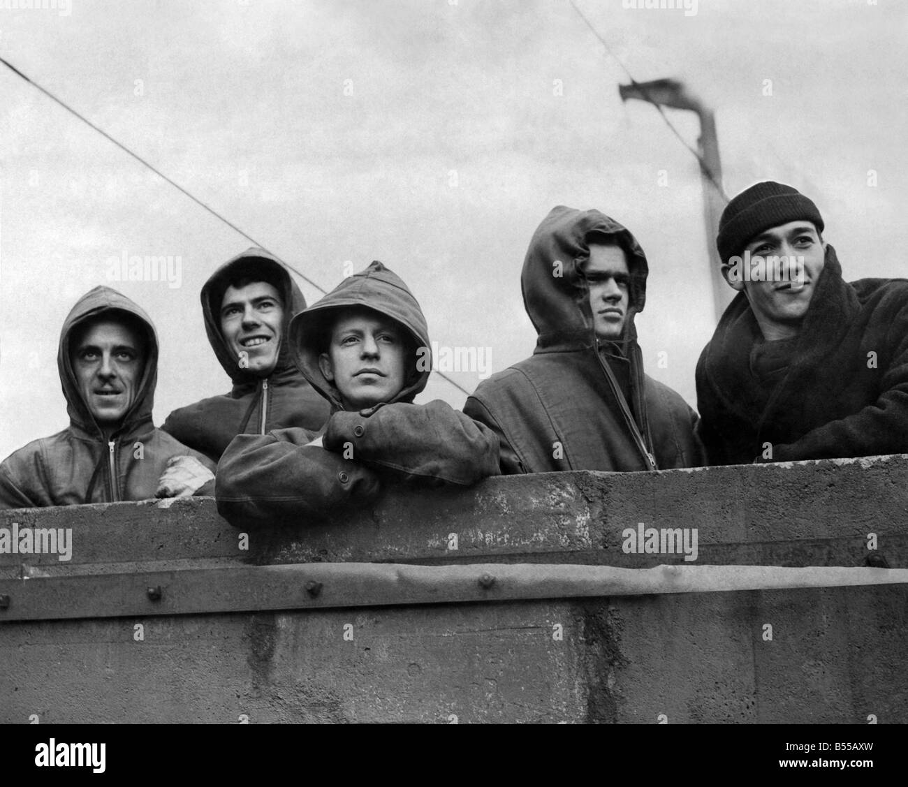 Eroi dell'Artico. Tipico dei membri di un equipaggio delle navi che hanno combattuto la loro strada attraverso il ghiaccio per convogliare le forniture di guerra alla Russia. Da sinistra a destra: Bob Kirby, Leo Chartrand, Romeo Lacroix, Bill Mazaruk e -D'ARGENTO" Pellerin. Febbraio 1942 P012337 Foto Stock