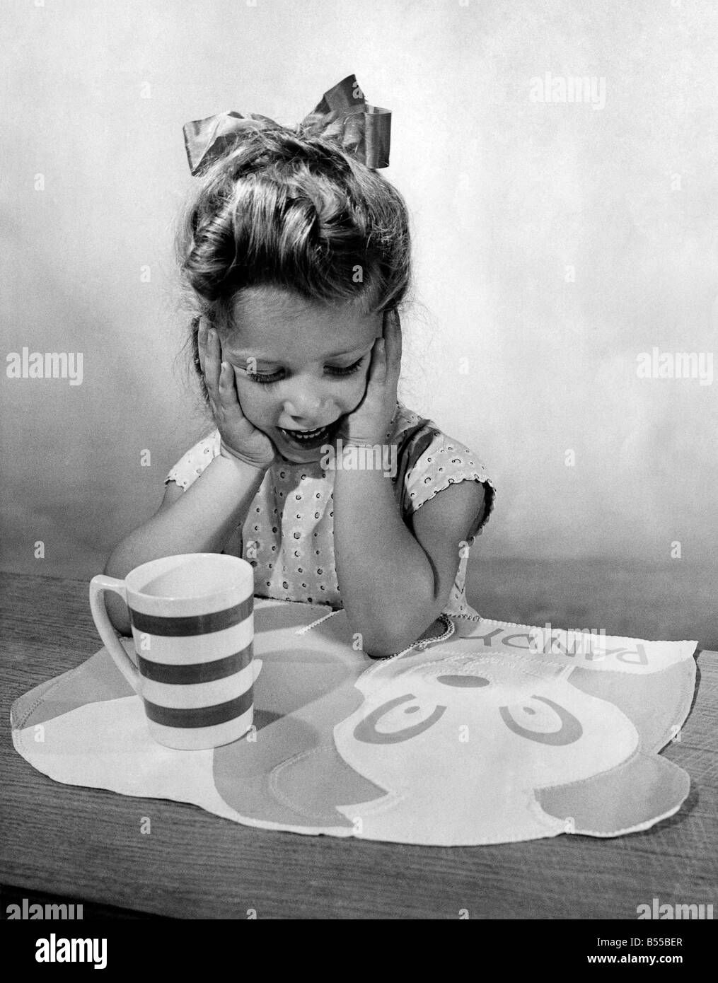 N. di piangere sopra split latte: questo bambino la tabella MAT ha tantissimo spazio per un piatto e un bicchiere e se il piccolo si deve versare il suo latte...beh non vi è la necessità di lacrime, perché una salviettina con un panno umido è tutto quello che serve. I tappeti sono realizzati in rosa, blu, bianco e lucidare con disegni e modelli che includono un panda, un gattino ed un elefante 4s. 11d. ciascuno. Settembre 1955 P012656 Foto Stock