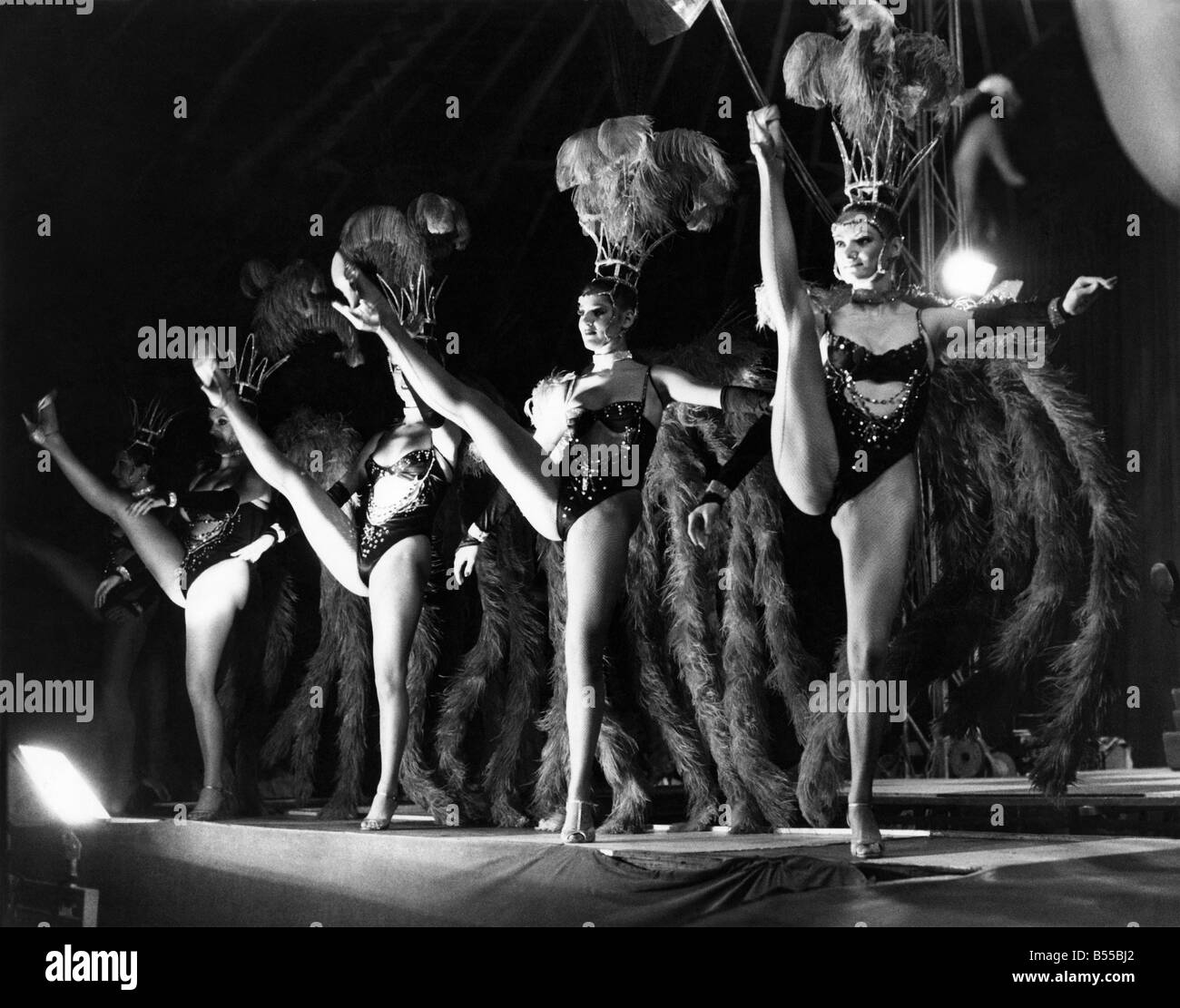 Intrattenimento: Danza: Chorus ragazze: ragazze inglesi in Magic Circus Italiana in Messico. Ragazze inglesi di eseguire durante il circus. Gennaio 1982 P012714 Foto Stock