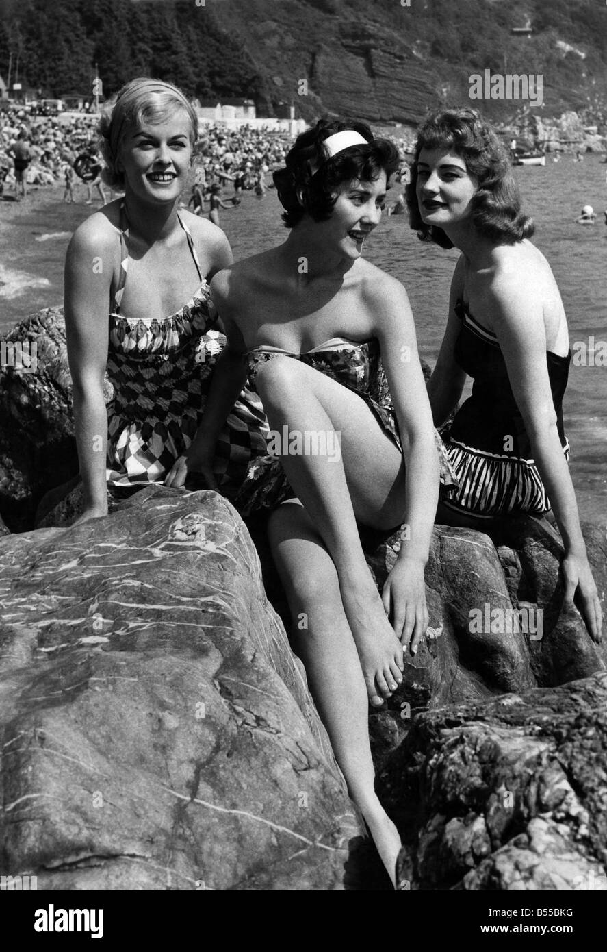 Vacanze: tre bellezze di balneazione visto qui a prendere il sole su una spiaggia di Devon. Luglio 1958 P013217 Foto Stock