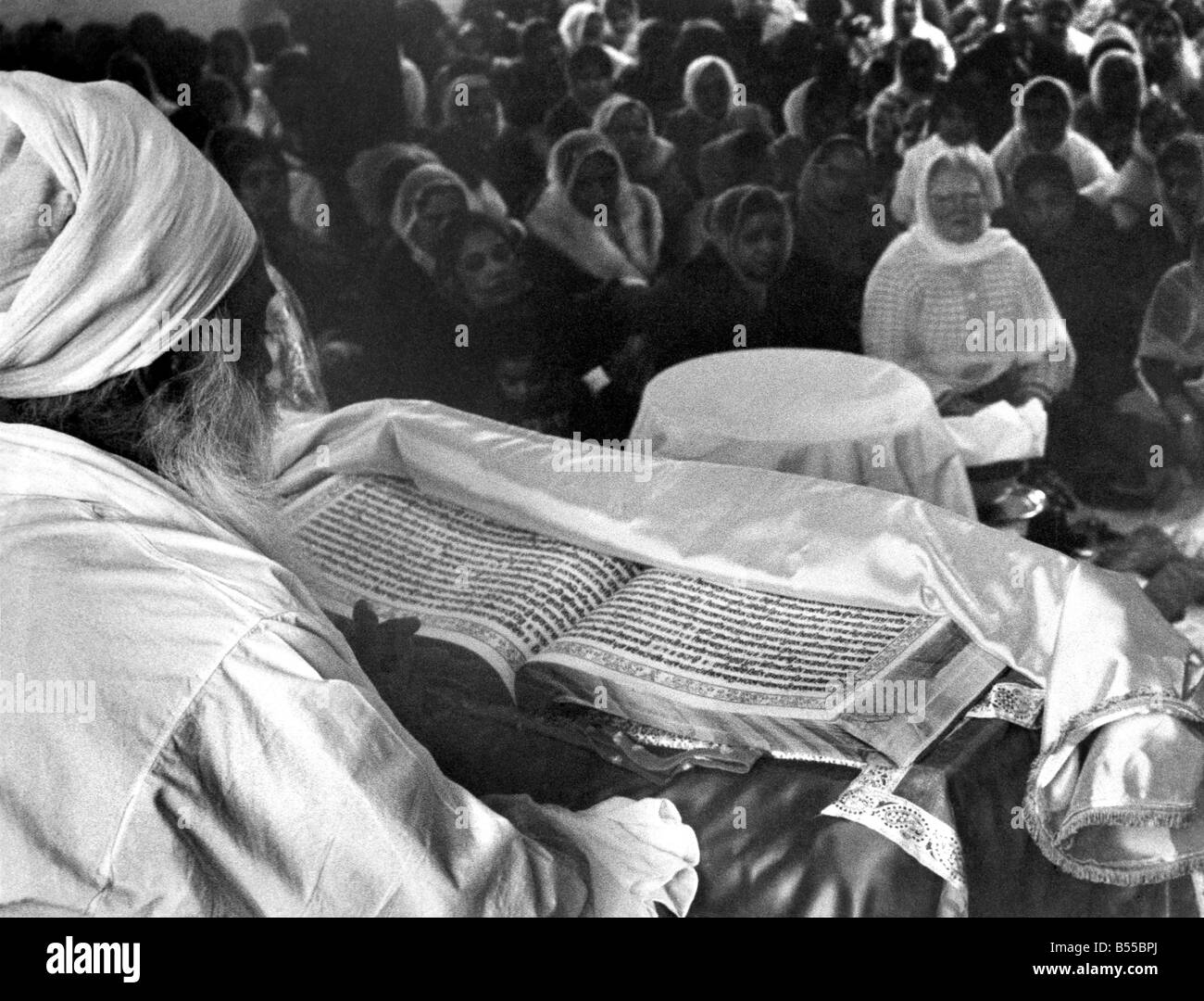 Religione: la lettura per la pace nel mondo. Saint Paul Priti Singh Sayyad di Patiala, India, legge la Bibbia Sikh per un incontro presso la chiesa Sikh, a Southall, Middlesex. Ci vogliono due giorni per leggere tutta la Bibbia e che essa è stata letta su e su ininterrottamente dal 1 gennaio di quest anno e continuare per diversi mesi in un sforzo per portare la pace nel mondo. Marzo 1967 P013712 Foto Stock