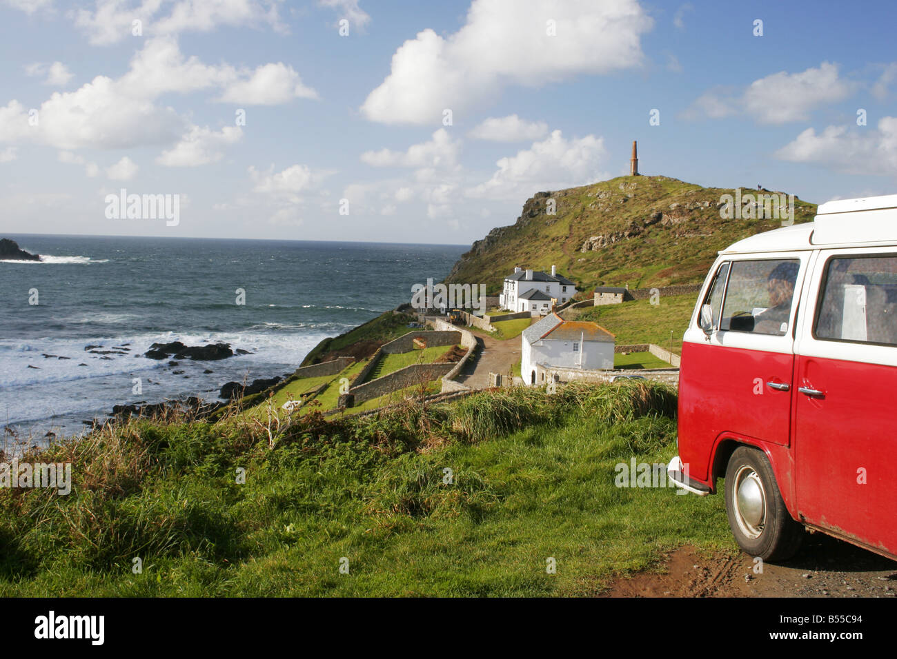 A Cape Cornwall, o Pen Kernow, il punto in cui l'Atlantic divide, camper è parcheggiato sulla rupe Foto Stock