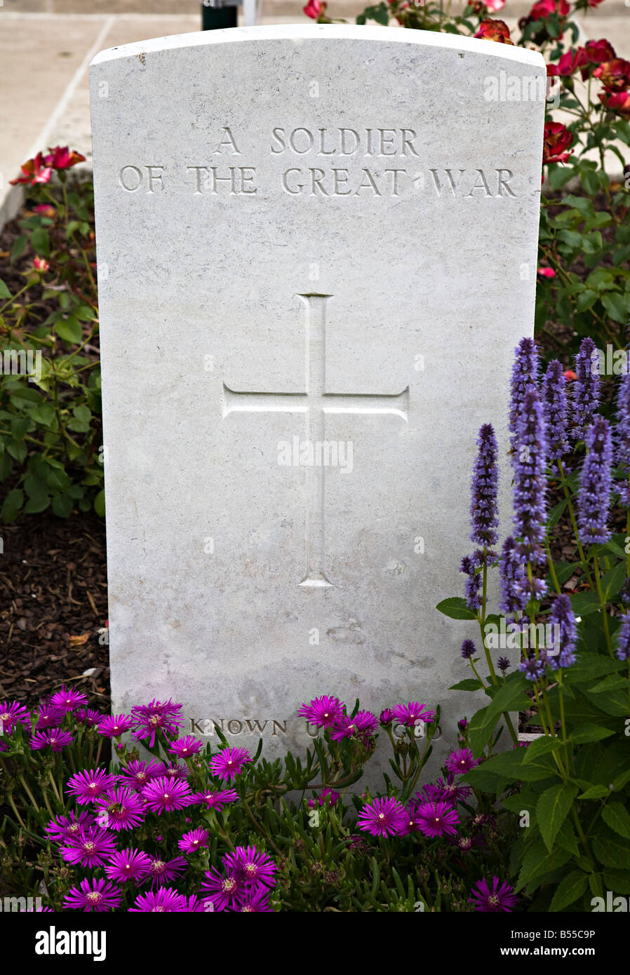 Tomba di un soldato sconosciuto Tyne Cot British War Memorial Cemetery Belgio Foto Stock