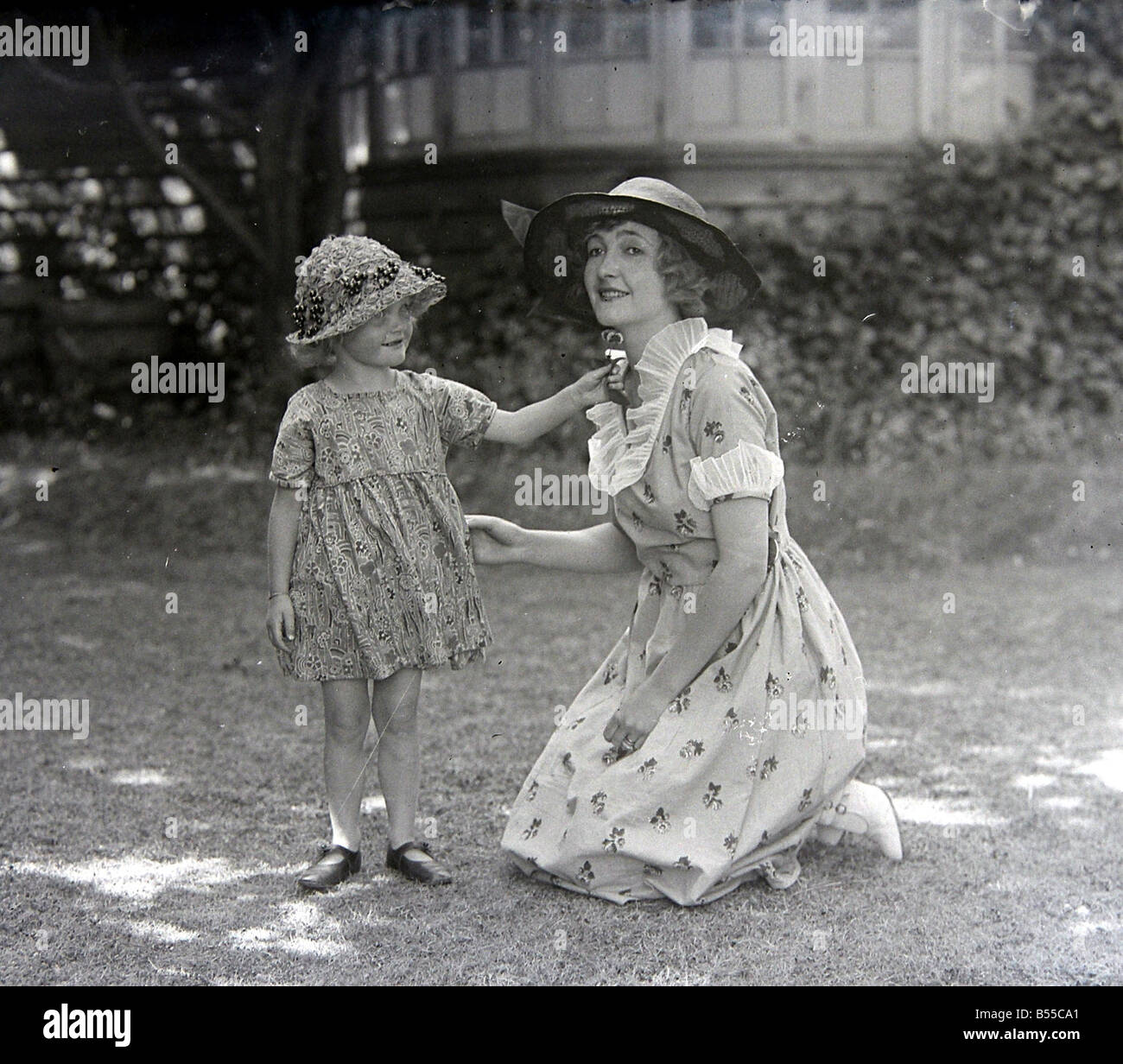 Maria Glynne (Mrs Neilson Terry) con la sua piccola figlia Hazel a Minehead 1921&#13;&#10;Alf 78 B18 Foto Stock