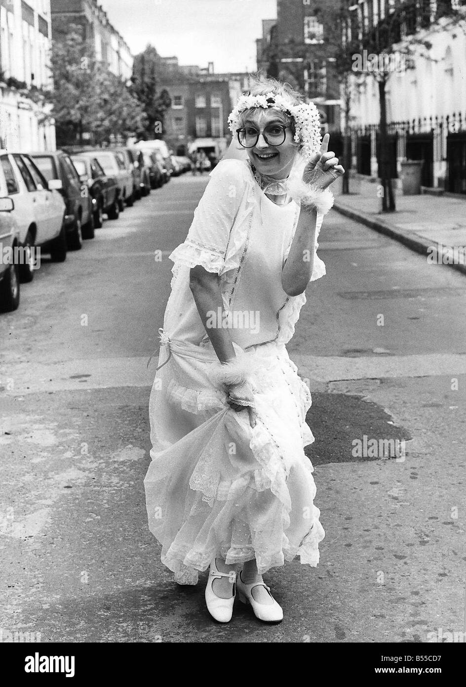 Su Pollard TV attrice da Hi De Hi in abito da sposa in strada sul giorno di nozze a Peter Keogh 40 Foto Stock