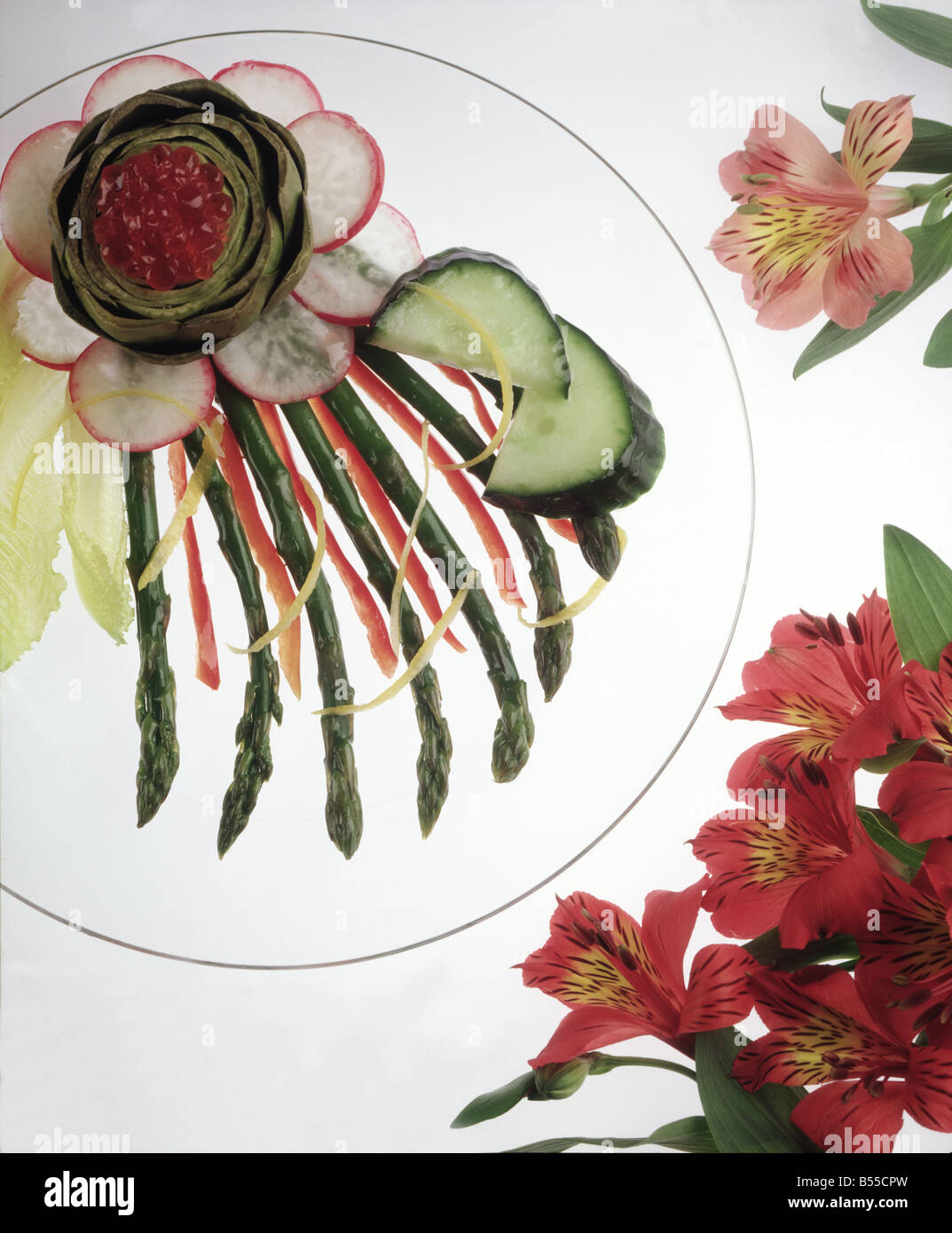 California nouvelle cuisine con Insalata di asparagi, baby carciofo e uova di salmone. Foto Stock