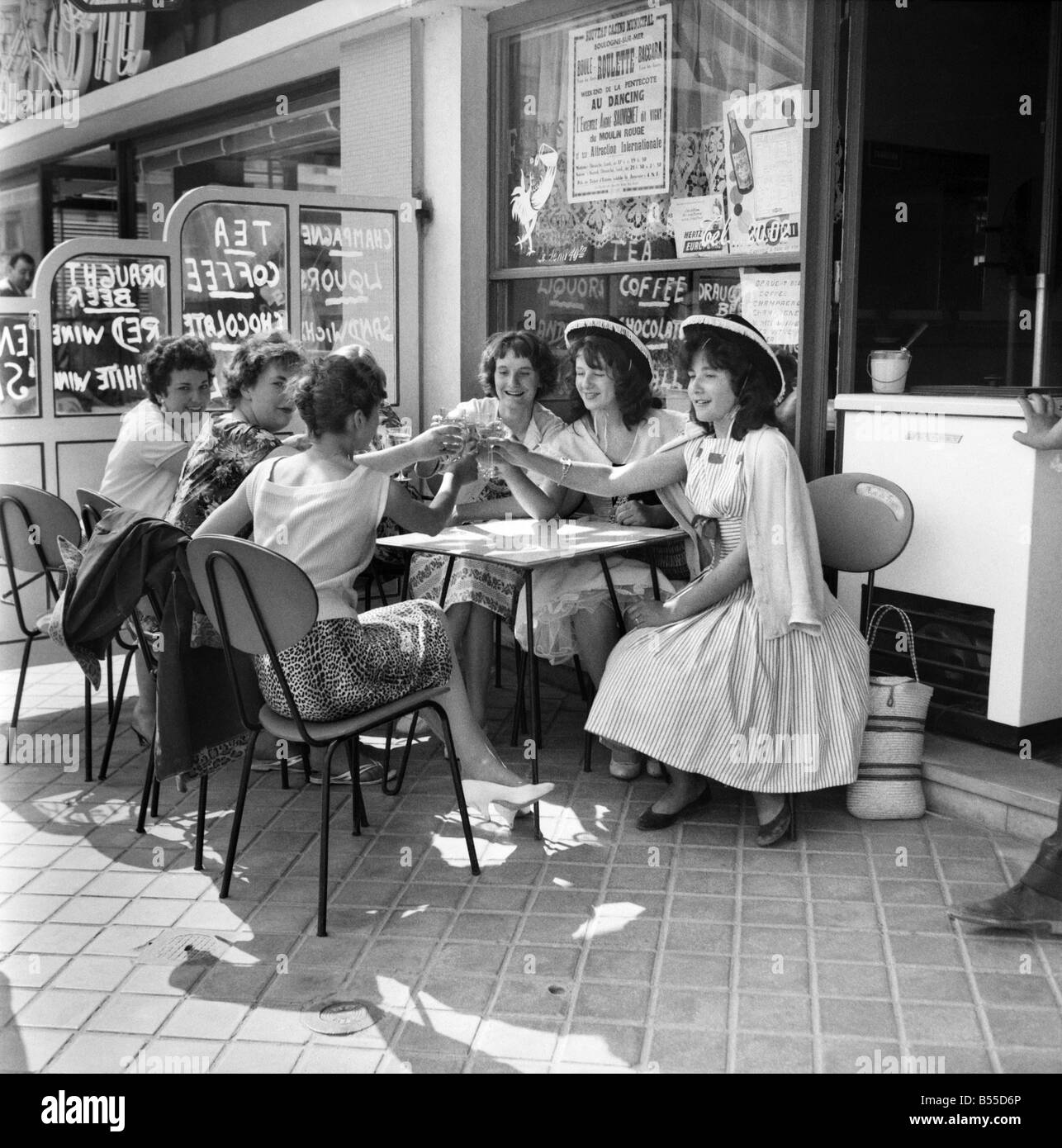 Gravesend per Calais 48 ore di viaggio via traghetto per ballare e caffè francese di cultura. Ragazze inglesi godendo di ristoro francese e tostando ogni altra con vino in Calais Cafe. Giugno 1960 M4311-029 Foto Stock