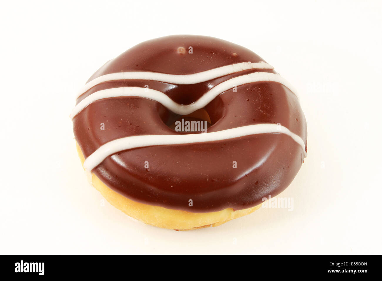 Cioccolato ciambella vetrata isolata su bianco Foto Stock