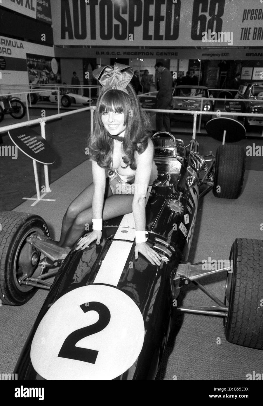 Autospeed 68 mostra nazionale tenutosi presso il Royal Horticultural Halls Graycoat St Londra OPS Bunny girl Anne Worral con la F1 Eagle Weslake 3000 auto e un auto da 59 ruote in lega di magnesio Foto Stock