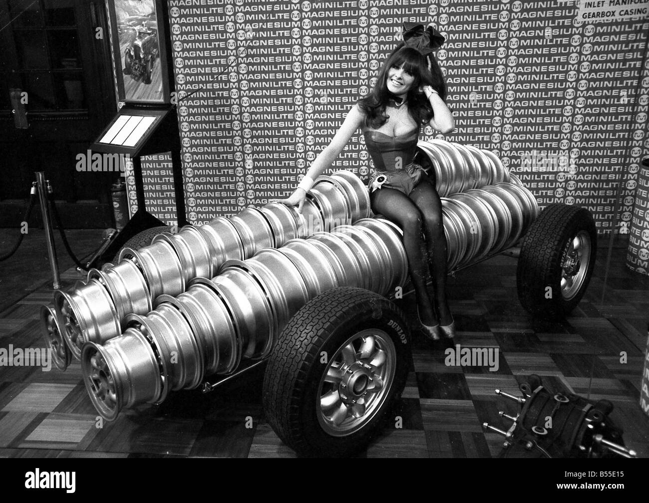 Autospeed 68 mostra nazionale tenutosi presso il Royal Horticultural Halls Graycoat St Londra OPS Bunny girl Anne Worral con la F1 Eagle Weslake 3000 auto e un auto da 59 ruote in lega di magnesio Foto Stock