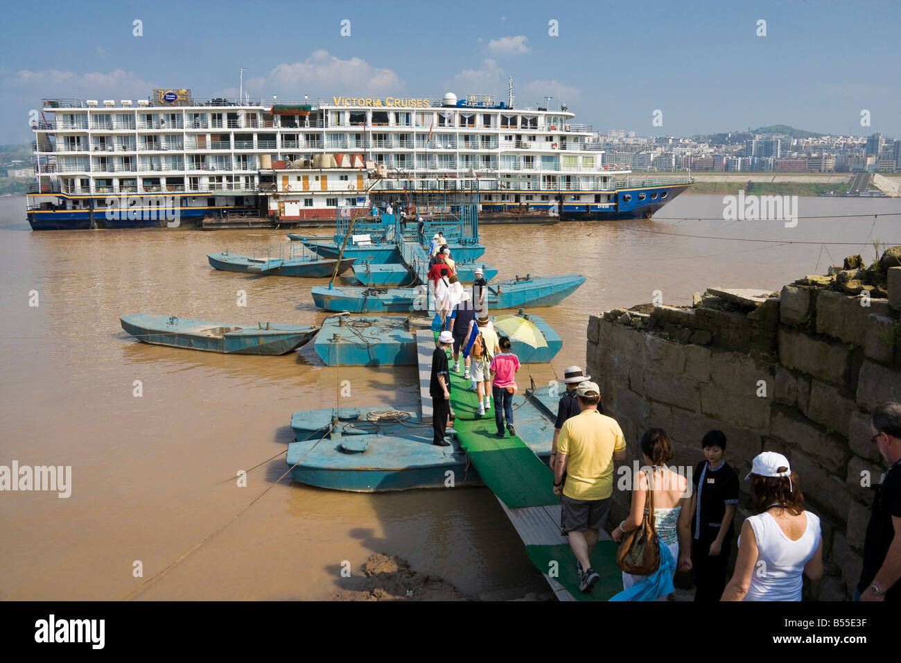 I turisti occidentali imbarco crociere Victoria nave Bei Dou ormeggiato sul fiume Yangzi a Fengdu città fantasma Cina JMH3362 Foto Stock