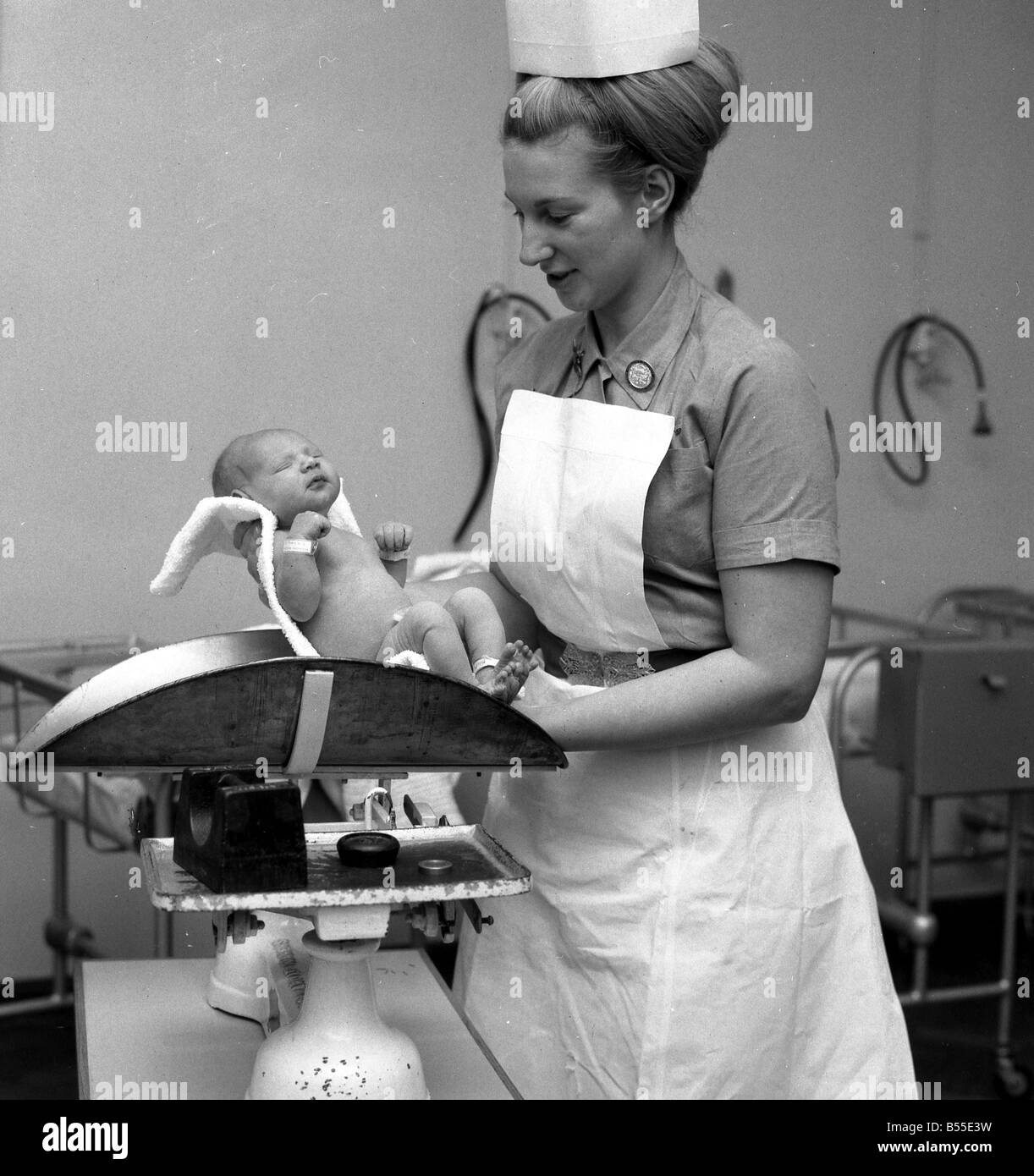 L'infermiera Anne Stewart con la prima neonati dell'anno presso il Queen Charlotte s hospital Gennaio 1968 Y04 Foto Stock