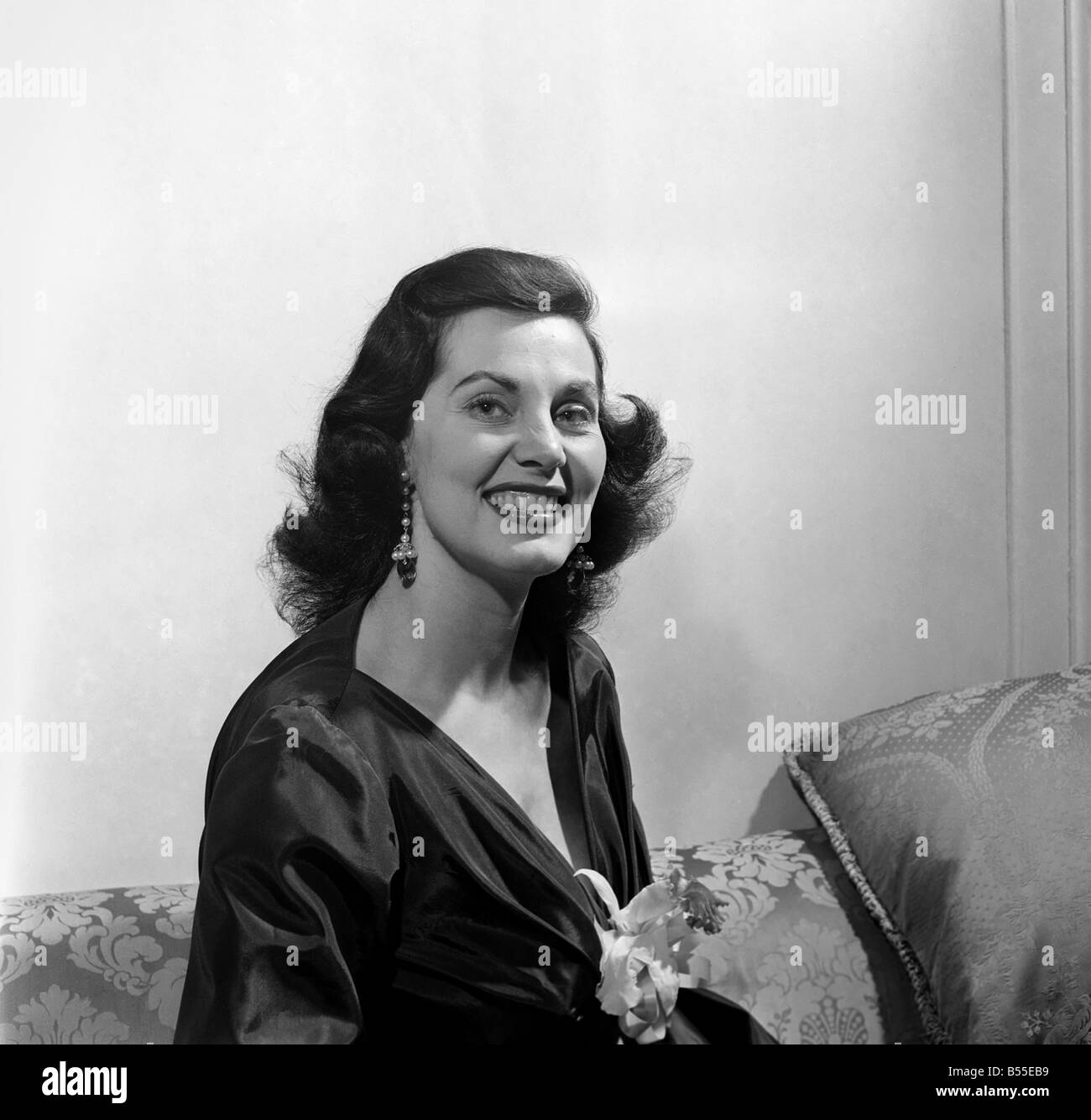 Betty George, americano nato stella della fase i musical e cabaret che è alla sua prima visita in Inghilterra a comparire in cabaret a Londra colonia del ristorante. • Ottobre 1953 ;D5952-001 Foto Stock