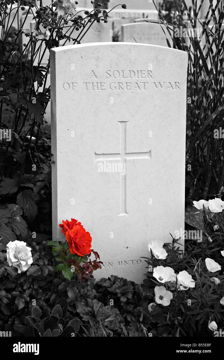 Tomba di un soldato sconosciuto Tyne Cot British War Memorial Cemetery Belgio Foto Stock