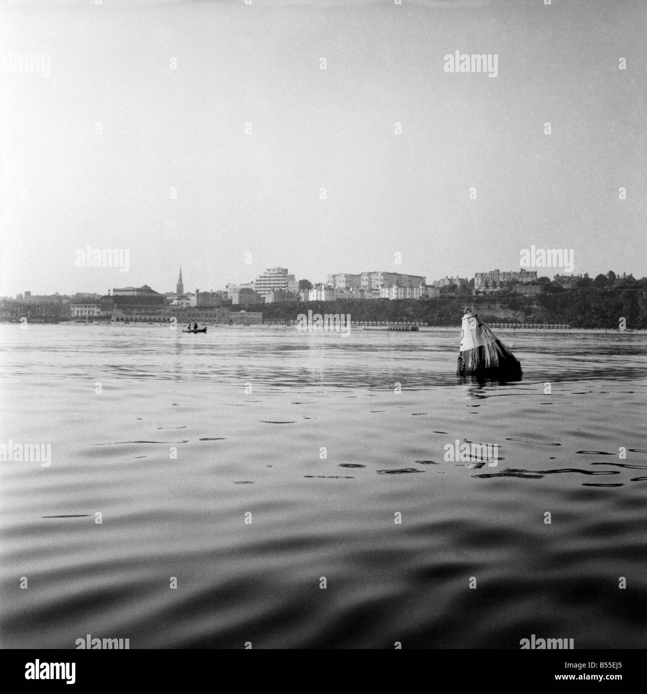 Guardando dal mare verso Bournemouth con marcatura di boa scarico fognario in primo piano. Giugno 1960 M4340-001 Foto Stock