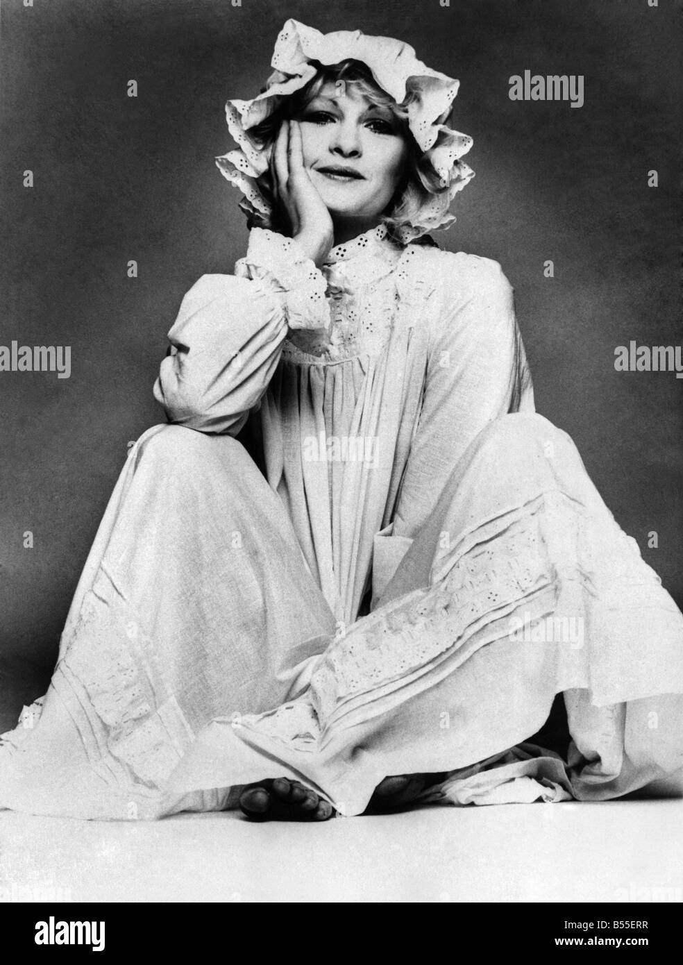 In stile vittoriano nightie in cotone di prato e broderie "anglaise", con abbinamento di mob "cappuccio", da Laura Ashley negozi. Gennaio 1974 Foto Stock