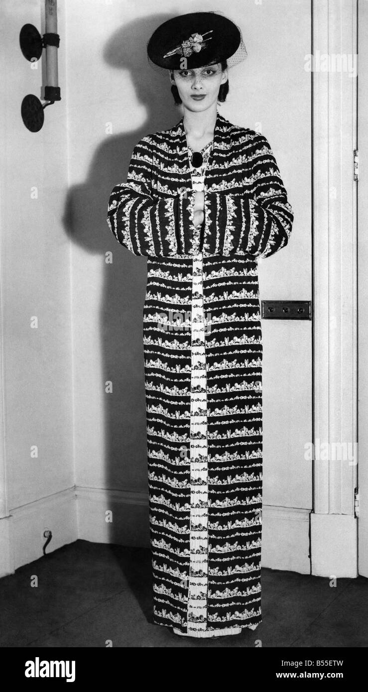 Costume di mandarino di bianco crêpe de Chine chiped navy. Navy cappello in paglia fine. &#13;&#10;Gennaio 1938 &#13;&#10;P008606 Foto Stock