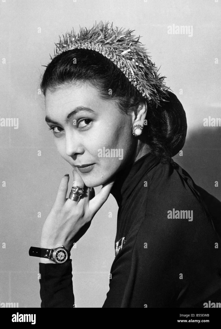 Moda. Una nuova idea da Parigi che passa per la testa - un cappello fatto di cellophane colorato che appare come il vetro rotto. I costi IT Foto Stock