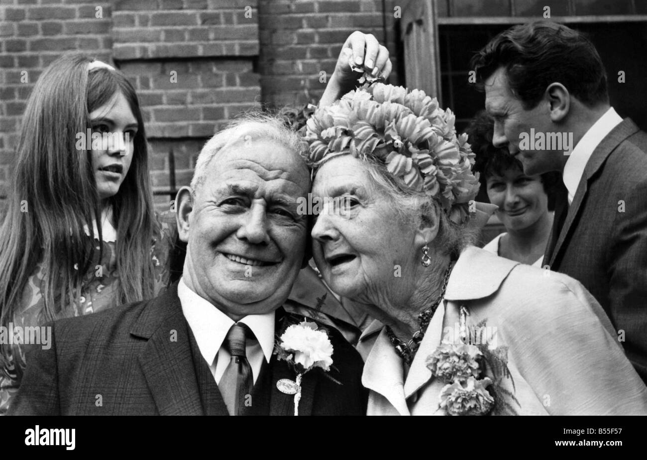 Dopo la cerimonia in Leytonstone, Herbert, 78, e la sua sposa Hetty, 92. &#13;&#10;Agosto 1969 &#13;&#10;P009036 Foto Stock