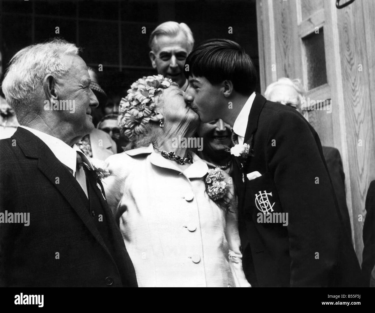 Dopo la cerimonia "," 78-anno-vecchio sposo Herbert orologi chiaro come Philip Ealey dà la sua nonna un bacio. Agosto 1969 Foto Stock
