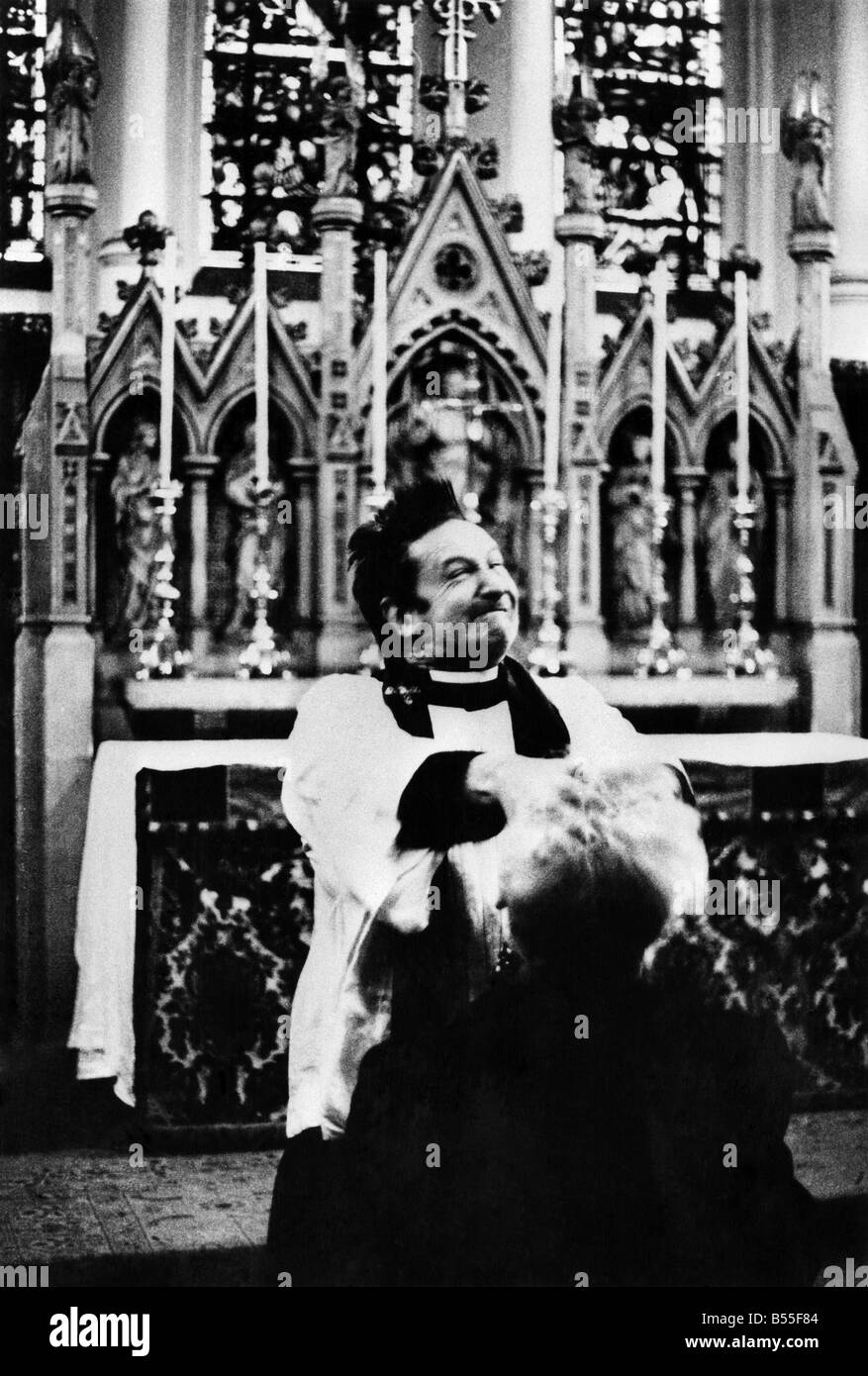 Il Rev Christopher Neil Smith esorcizzare uno dei suoi pazienti. &#13;&#10;Novembre 1971 &#13;&#10;P009151 Foto Stock