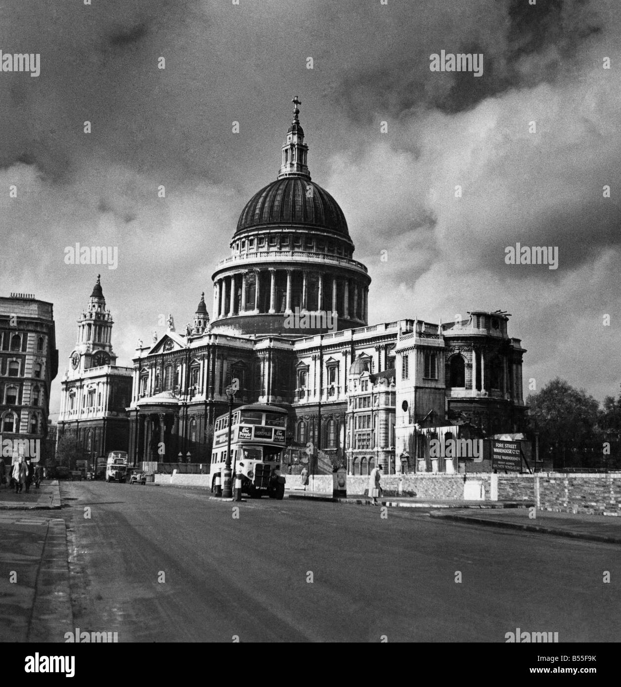 La grande cupola di San Paolo, forse la città più familiarità landmark, che domina i suoi dintorni. Per un migliaio di anni una cattedrale ha stava qui, l'edificio attuale essendo la terza delle grandi chiese al costruito sul sito. Avendo sopravvissuto della Luftwaffe incursioni e il 1940 City fire, risalta più impressionante che mai con gli spazi vuoti intorno ad esso offrendo nuove prospettive delle sue proporzioni immence. ;Circa 1950;P009344 Foto Stock