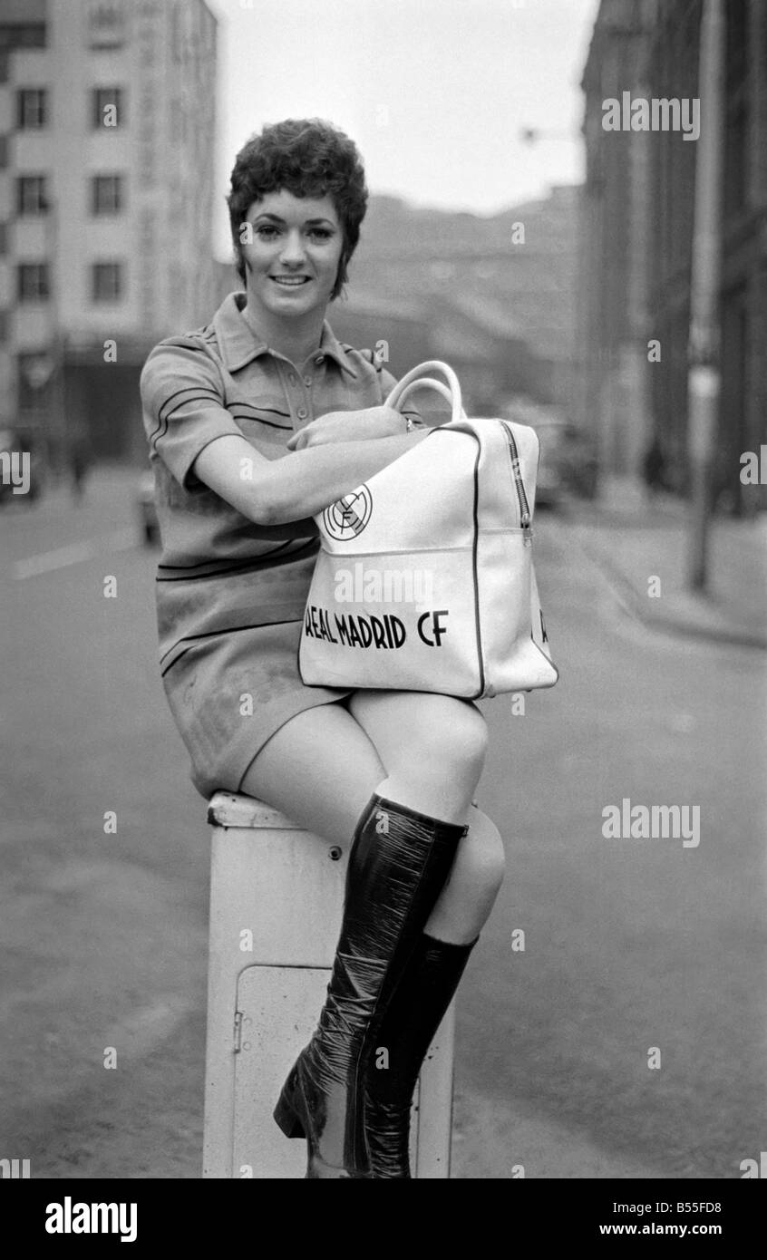 Pat Boland età 20 di Eccles in un cabaret XI svolge un George Best XI in una carità gioco di questa domenica. ;Dicembre 1969 ;Z11865-002 Foto Stock