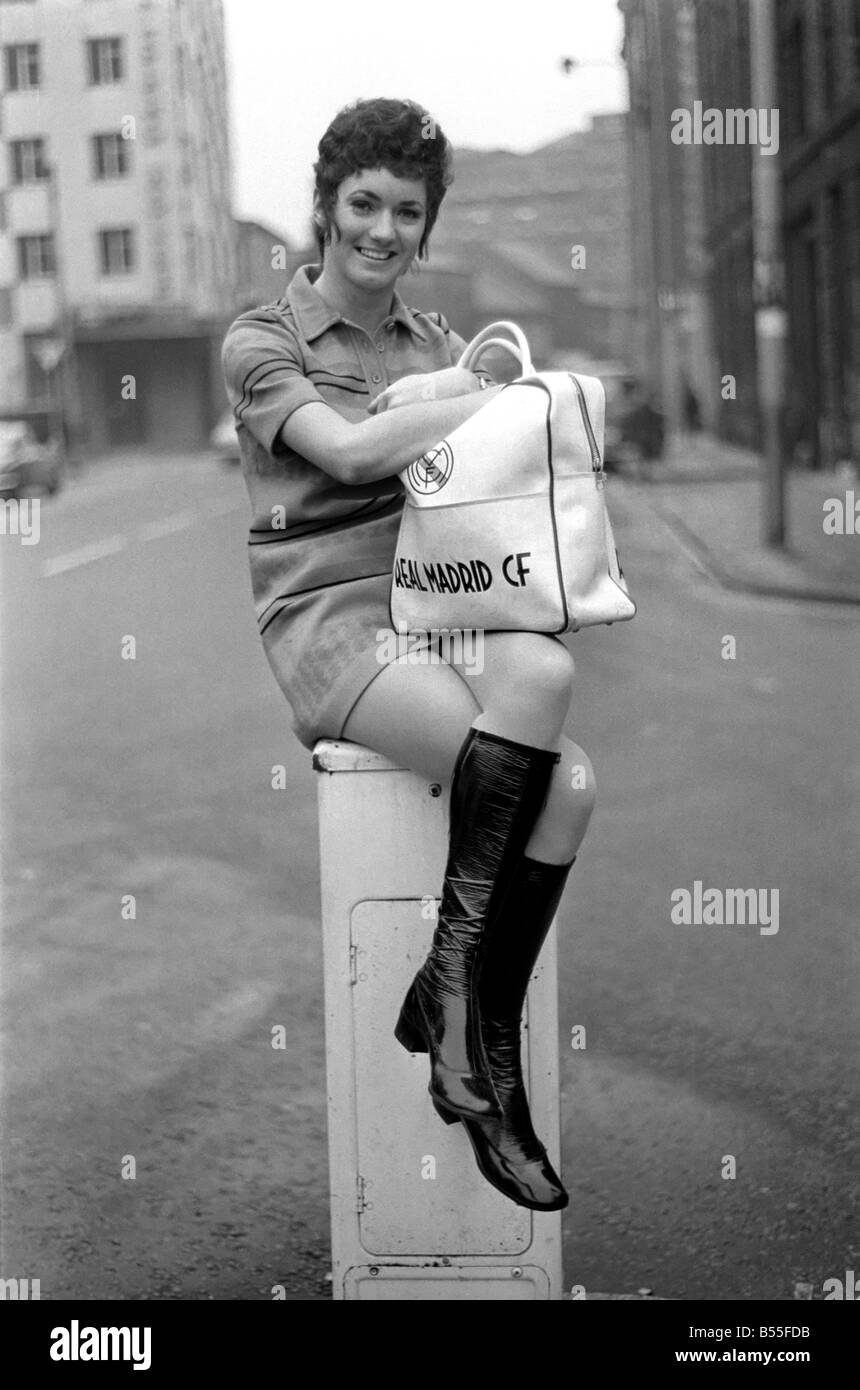 Pat Boland età 20 di Eccles in un cabaret XI svolge un George Best XI in una carità gioco di questa domenica. ;Dicembre 1969 ;Z11865-004 Foto Stock