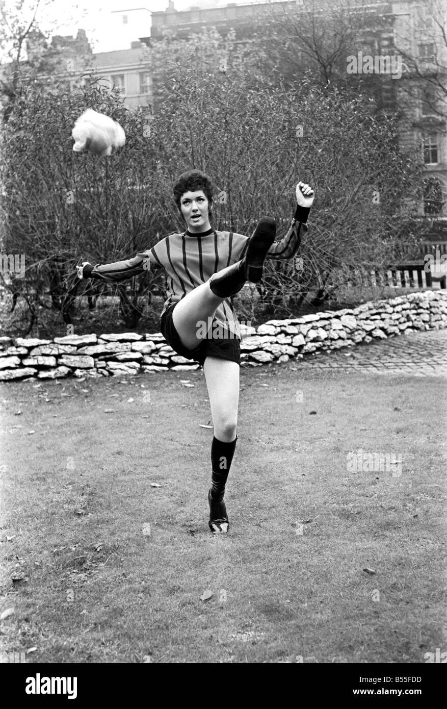Pat Boland età 20 di Eccles in un cabaret XI svolge un George Best XI in una carità gioco di questa domenica. ;Dicembre 1969 ;Z11865 Foto Stock