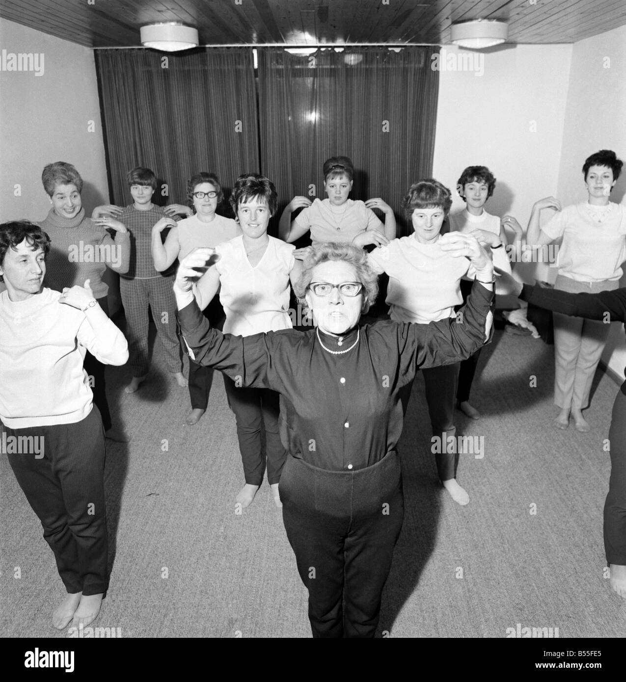 Il 77-anno-vecchio onorevole Alice Baker prendendo il suo tenersi in forma di classe a Sutton Hill comunità "Centro", Telford Città Nuova. Novembre 1969 Foto Stock