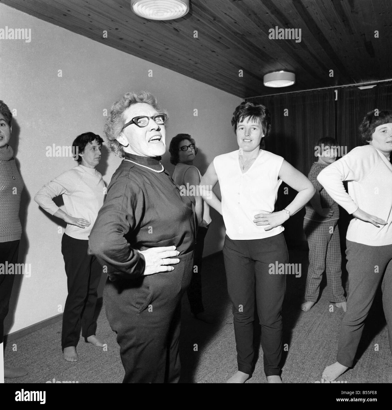 Il 77-anno-vecchio onorevole Alice Baker prendendo il suo tenersi in forma di classe a Sutton Hill comunità "Centro", Telford Città Nuova. Novembre 1969 Foto Stock