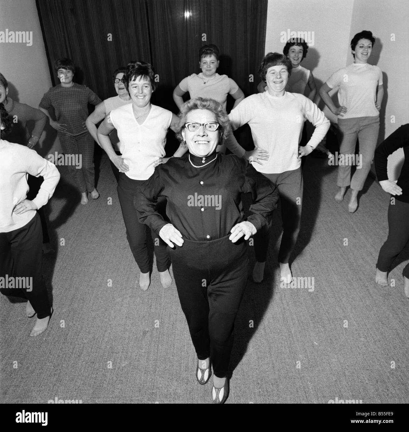 Il 77-anno-vecchio onorevole Alice Baker prendendo il suo tenersi in forma di classe a Sutton Hill comunità "Centro", Telford Città Nuova. Novembre 1969 Foto Stock