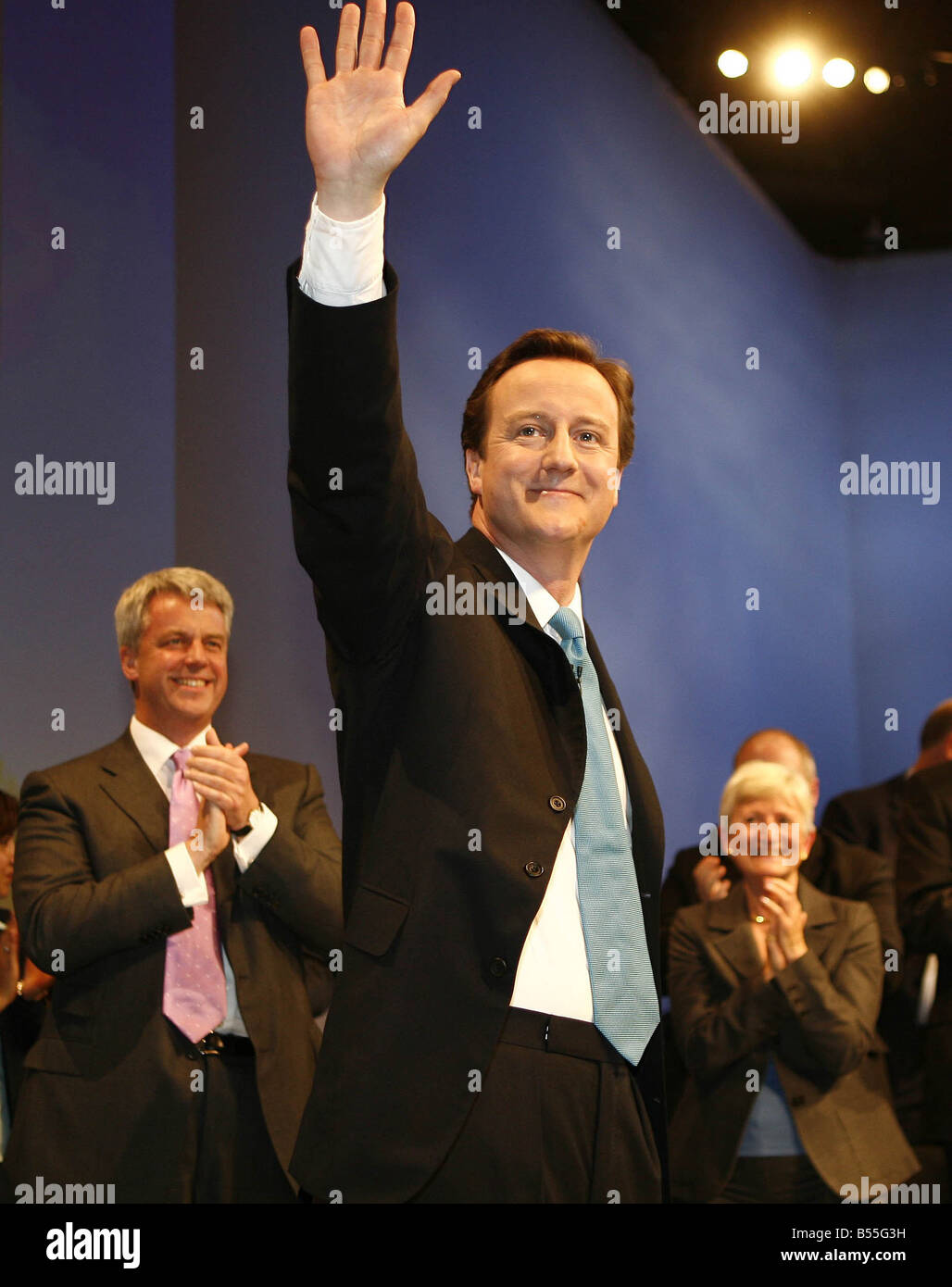 Il leader dei conservatori David Cameron prende gli applausi dei delegati dopo il suo intervento al 2007 Congresso del Partito Conservatore di Blackpool Foto Stock