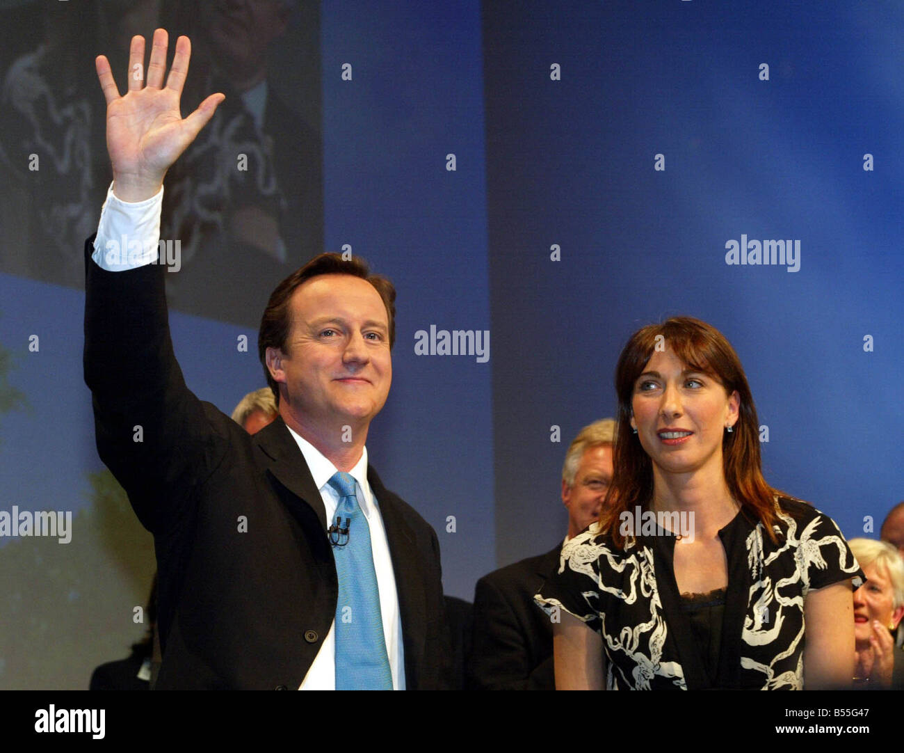 Il leader dei conservatori David Cameron con la moglie Samantha prende gli applausi dei delegati dopo il suo intervento al 2007 Congresso del Partito Conservatore di Blackpool Foto Stock