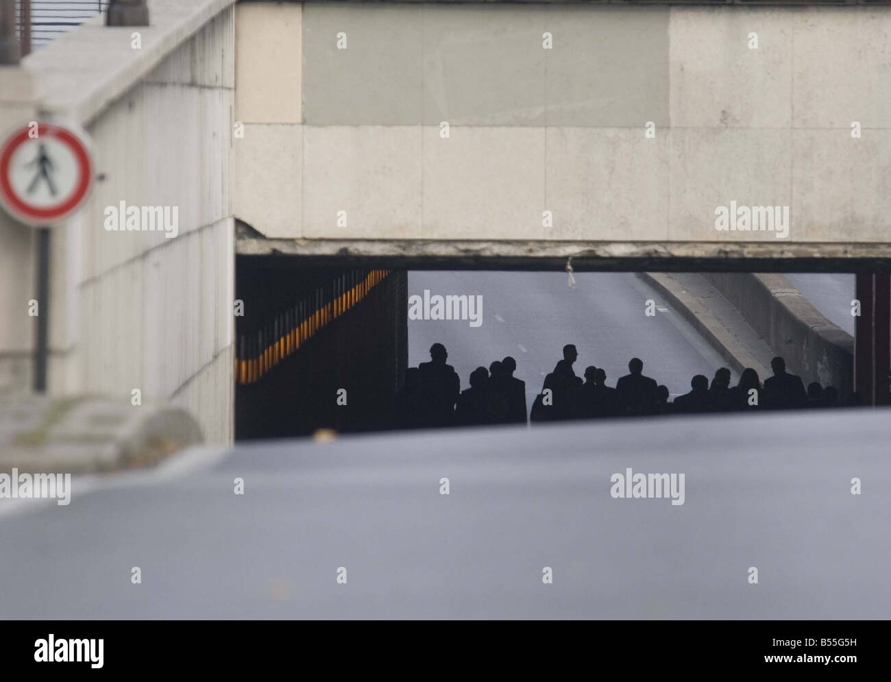 La giuria nella pubblica inchiesta la morte della Principessa Diana visita il Tunnell Alma a Parigi la scena del crash Foto Stock