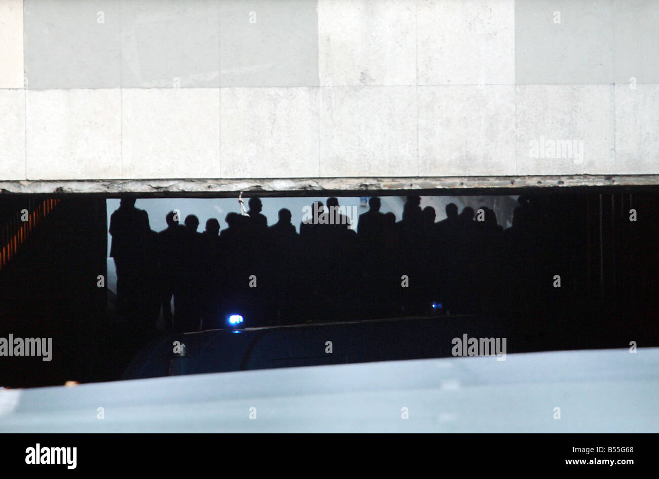 La giuria nella pubblica inchiesta la morte della Principessa Diana visita il Tunnell Alma a Parigi la scena del crash Foto Stock