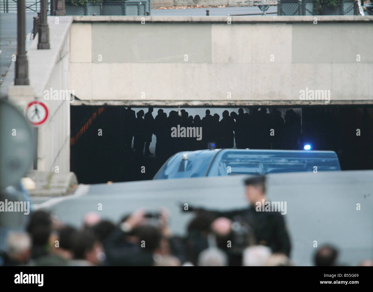 La giuria nella pubblica inchiesta la morte della Principessa Diana visita il Tunnell Alma a Parigi la scena del crash Foto Stock
