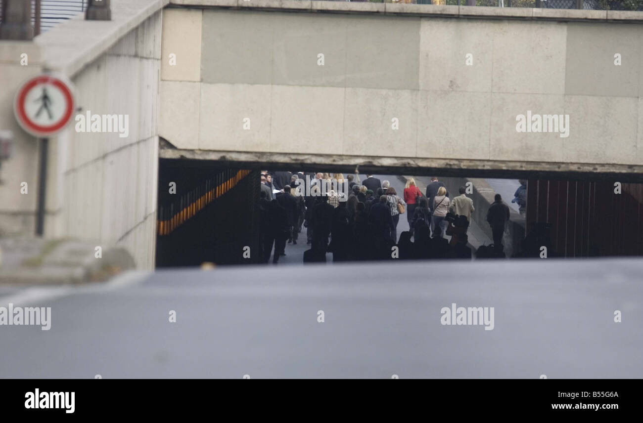 La giuria nella pubblica inchiesta la morte della Principessa Diana visita il Tunnell Alma a Parigi la scena del crash Foto Stock