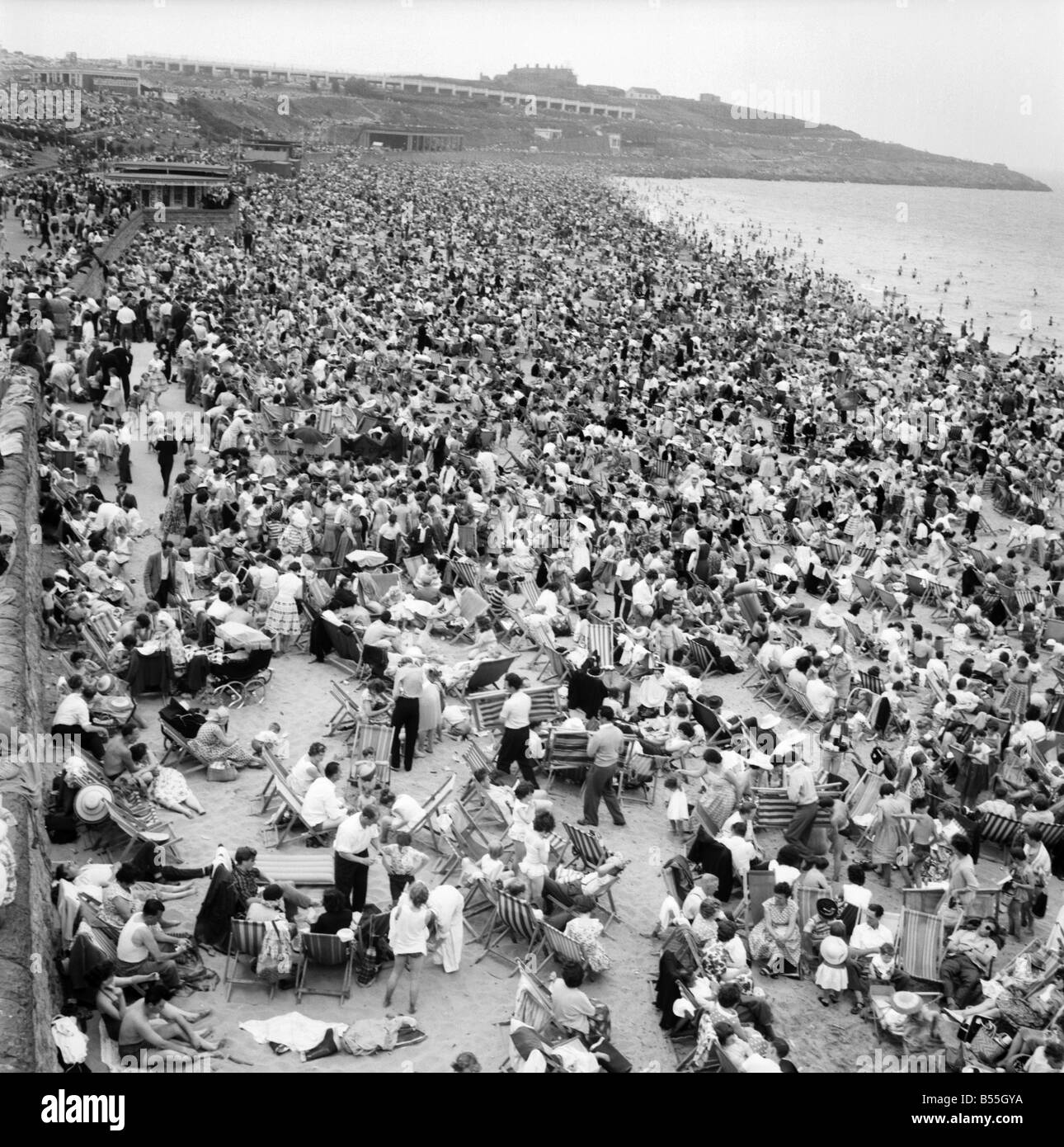 Holiday folle a Barry Island: la fantastica vacanza folle che ha preso Barry Island Beach dalla tempesta per la Pentecoste dal mare. Giugno 1960 M4298-003 Foto Stock