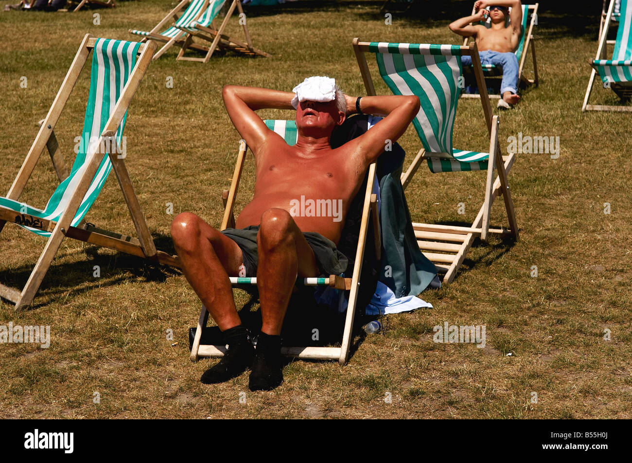 La balneazione, cappuccio, sedia a sdraio, sedie a sdraio, inglese, eyevyne, Hyde park, tempo libero, Londra, uomo 30 - 65, mal, estate, estate Foto Stock