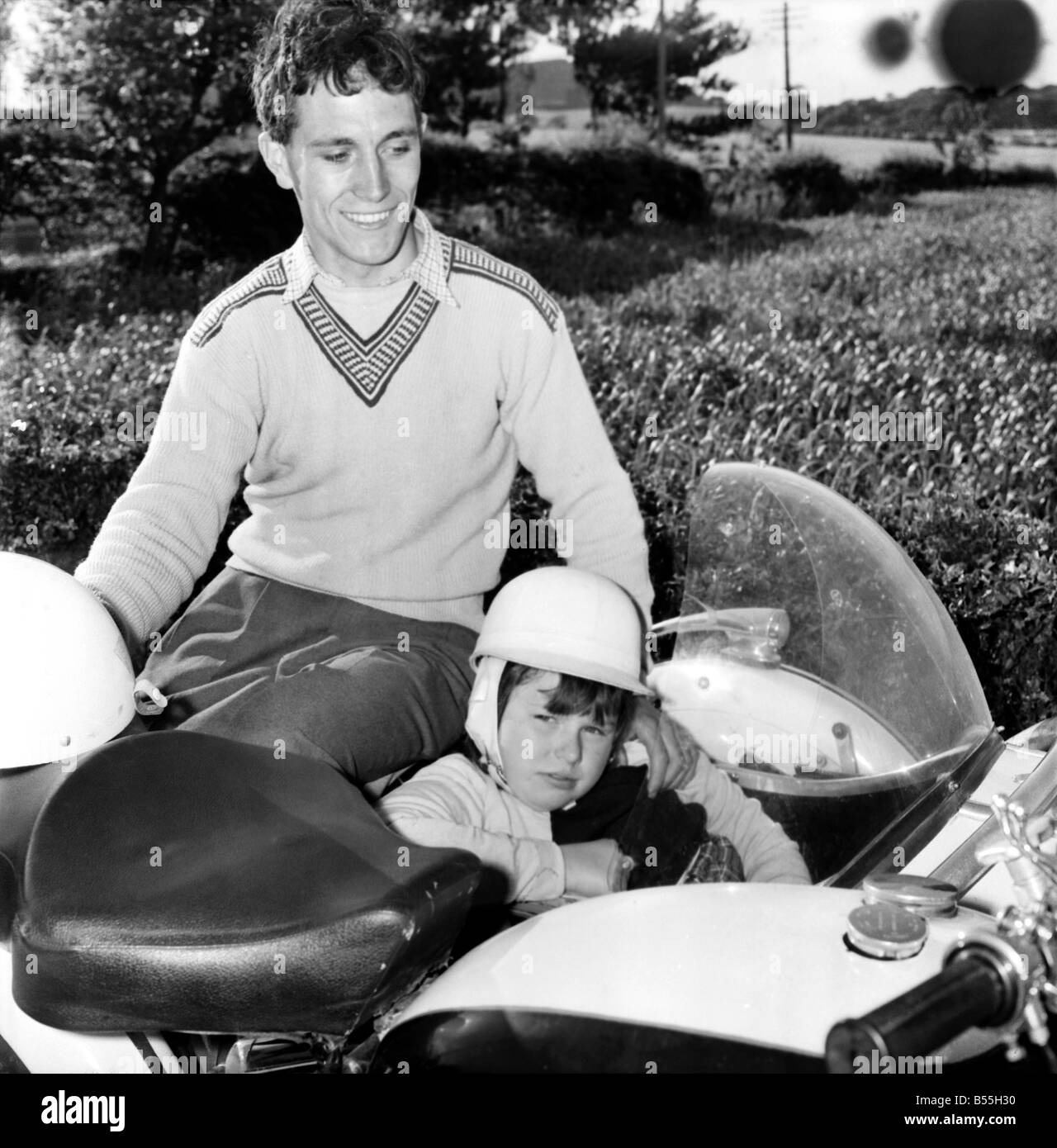 Moto con sidecar ragazzo e ragazza: 12 anni di Lyn Burton con il suo airman penpal Ken Skuse età 22 nella sua casa di Standish vicino a Wigan. Giugno 1960 M4461-001 Foto Stock