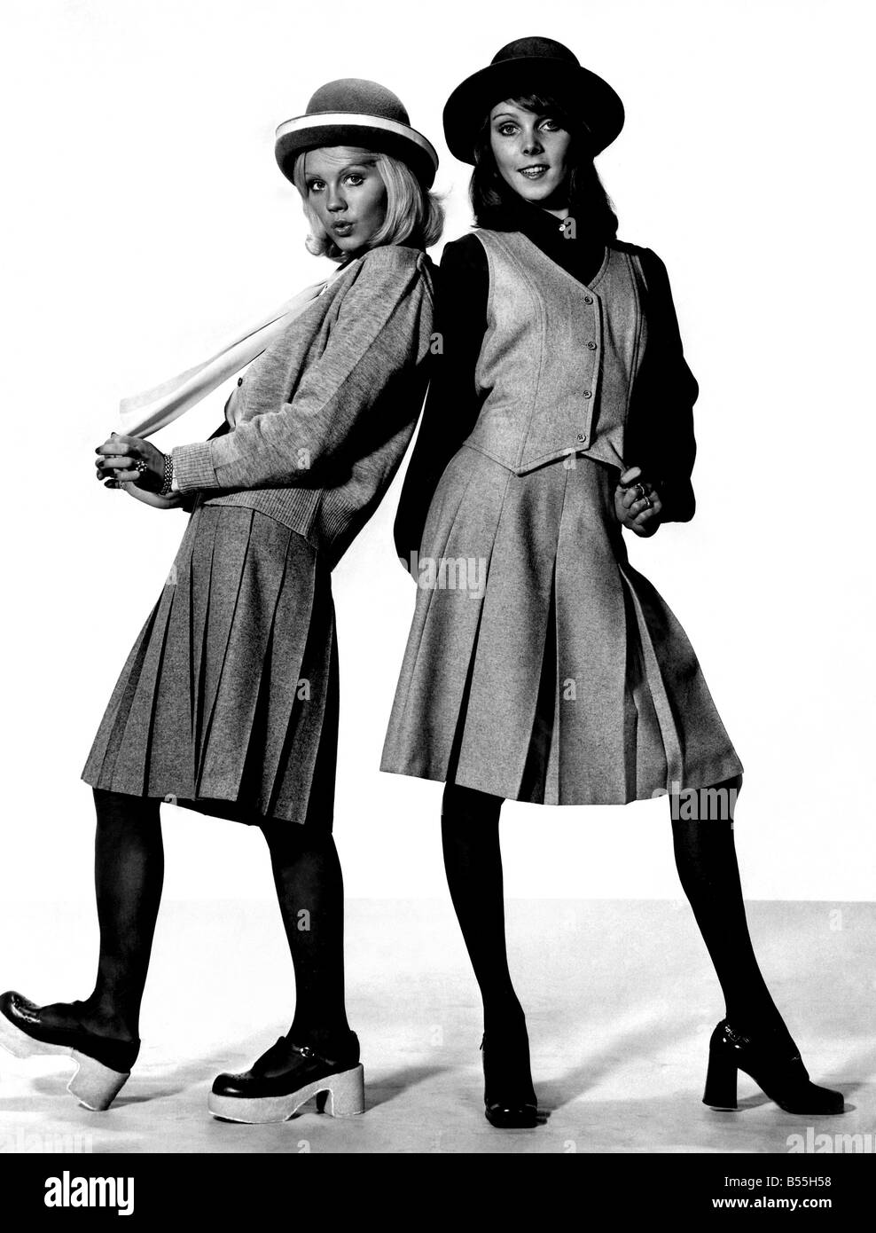 Abbigliamento: due bambine in grigio tutti insieme per l'autunno. Jenny, sulla destra, indossa un Grey Flannel gonna plissettata, prezzo ú7.99, gre Foto Stock