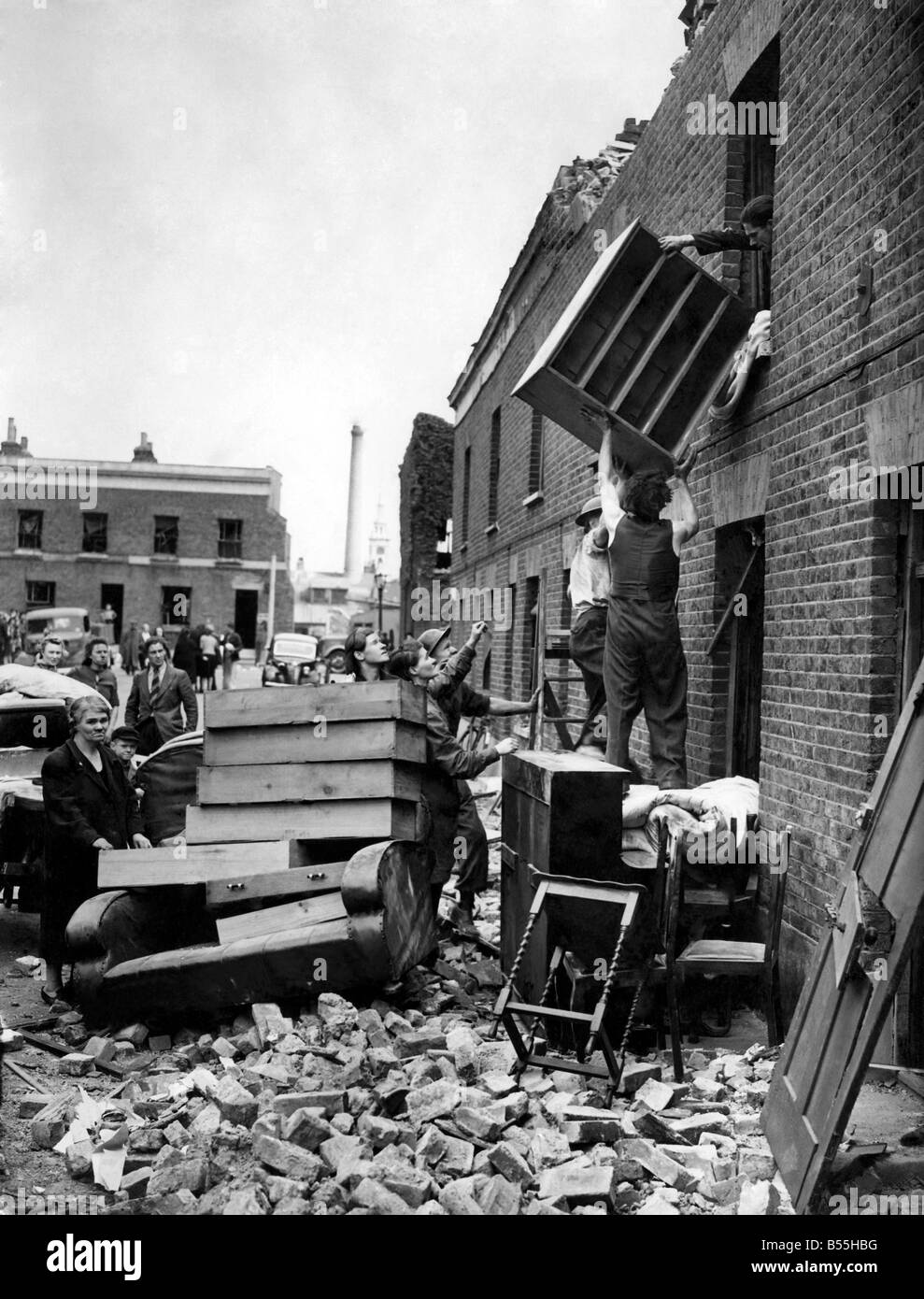 Rimozione di mobili a partire da una camera superiore in Deptford. Giugno 1944 P009362 Foto Stock