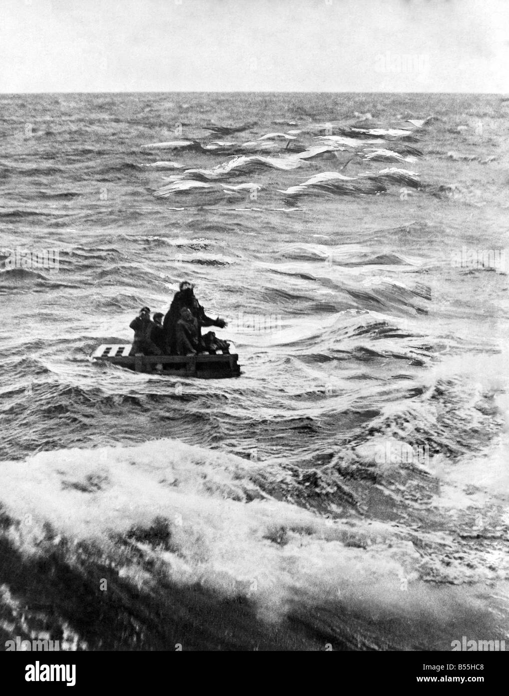 II Guerra Mondiale spedizione: superstiti sulla loro zattera dopo la loro nave fu affondato a seguito di un attacco da parte di tedesco U-barche su un Atlantic convogliare. Ottobre 1942 P011663 Foto Stock
