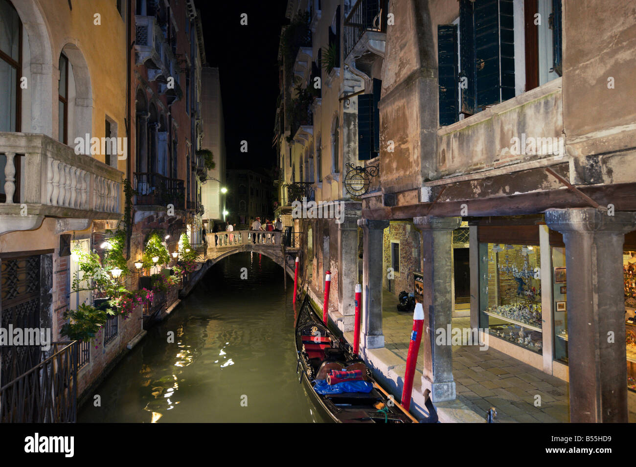 In gondola per notte su uno stretto canale nel quartiere di San Marco, Venezia, Veneto, Italia Foto Stock