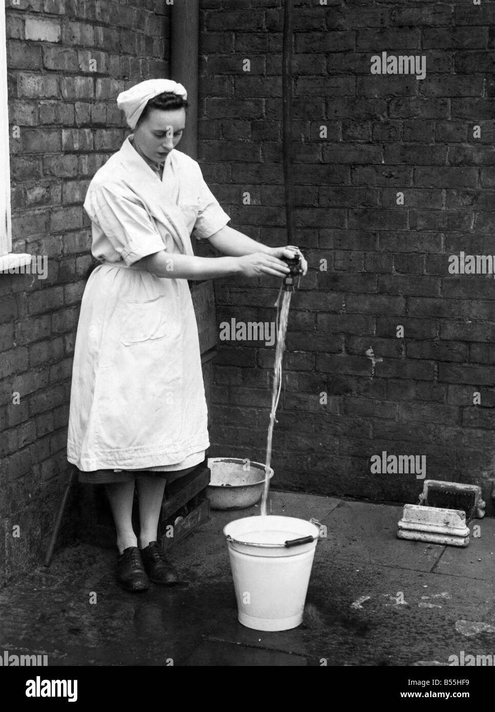 Glazebury carenza d'acqua. Alcuni degli abitanti sono più fortunati di altri. Questo è un esempio come sul tetto di questa casa ha un grande serbatoio e un tubo flessibile da significa un bucketful in un minuto. Ottobre 1950 P012312 Foto Stock Glazebury carenza d'acqua. Alcuni degli abitanti sono più fortunati di altri. Questo è un esempio come sul tetto di questa casa ha un grande serbatoio e un tubo flessibile da significa un bucketful in un minuto. Ottobre 1950 P012312 Foto Stock
